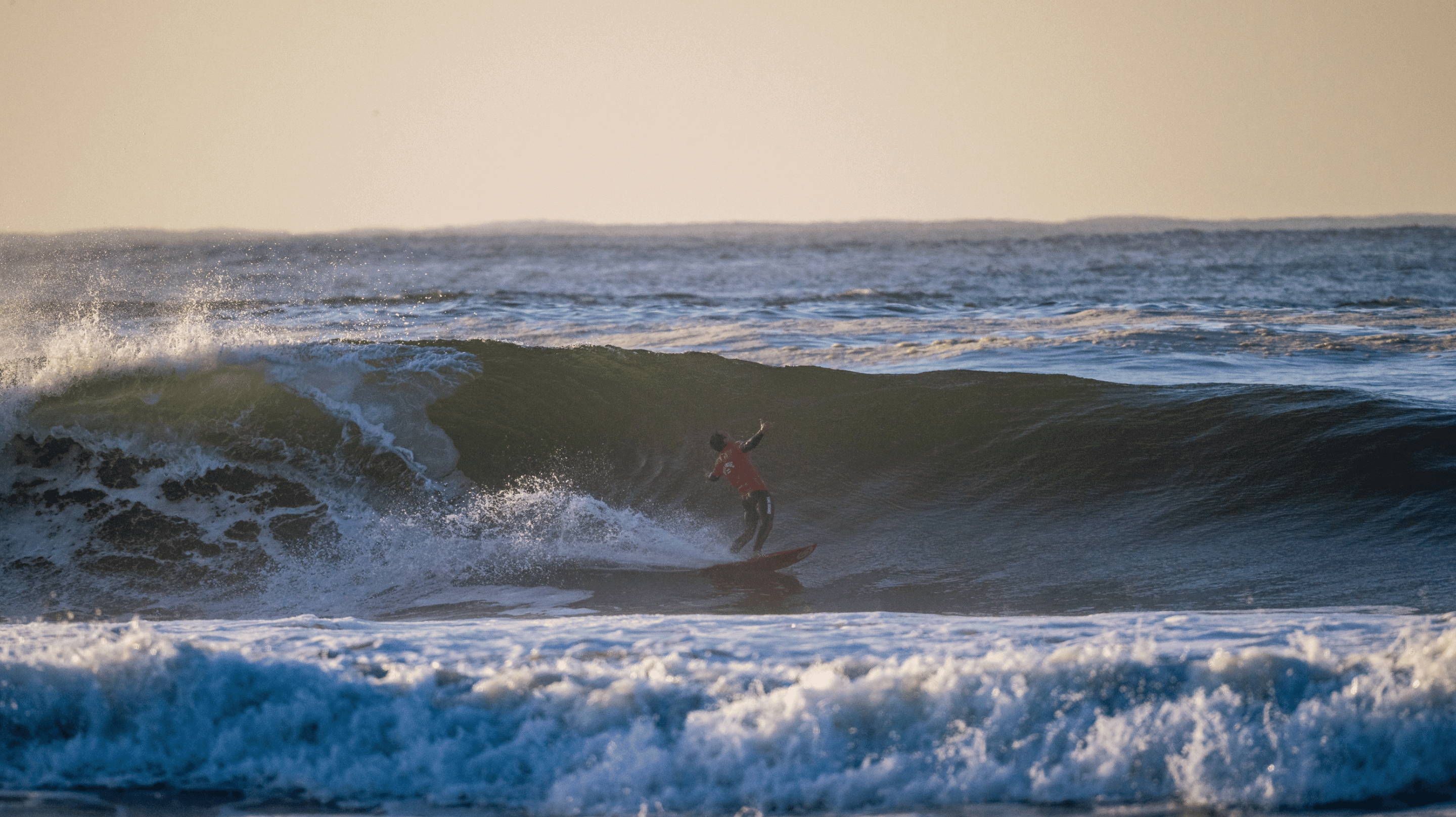 Surfista aproveitando ondas em Nazaré durante o campeonato Capítulo Perfeito, patrocinado pela Greenish.