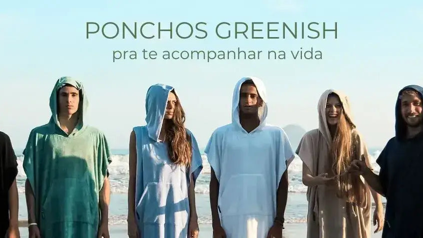 Imagem de cinco pessoas usando ponchos Greenish na praia, prontos para aventuras aquáticas.