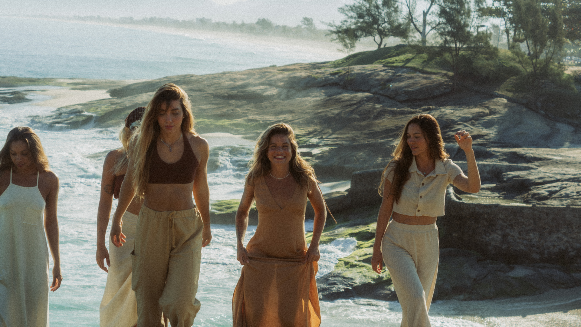 mulheres em contato com a natureza