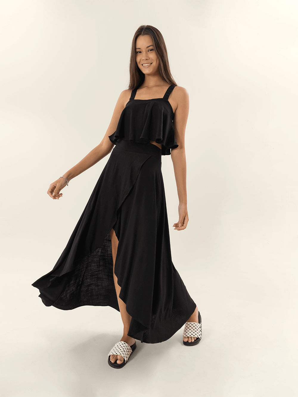 Cropped Marbella Preto da Greenish, vestido preto elegante com detalhe de babados, ideal para ocasiões especiais.