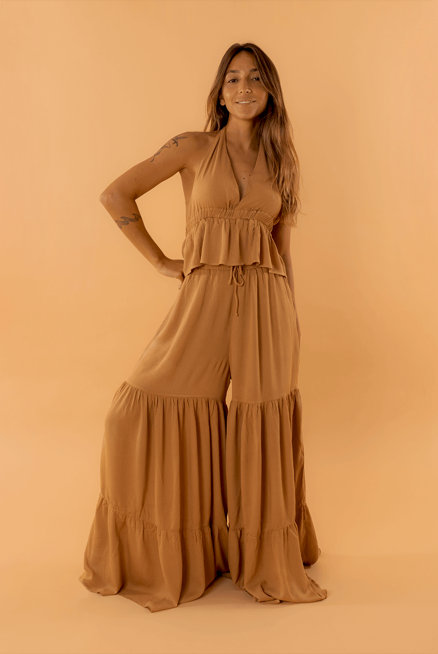 Mulher usando conjunto de duas peças em tom caqui, com blusa e calça ampla, estilo fashion da marca Greenish.