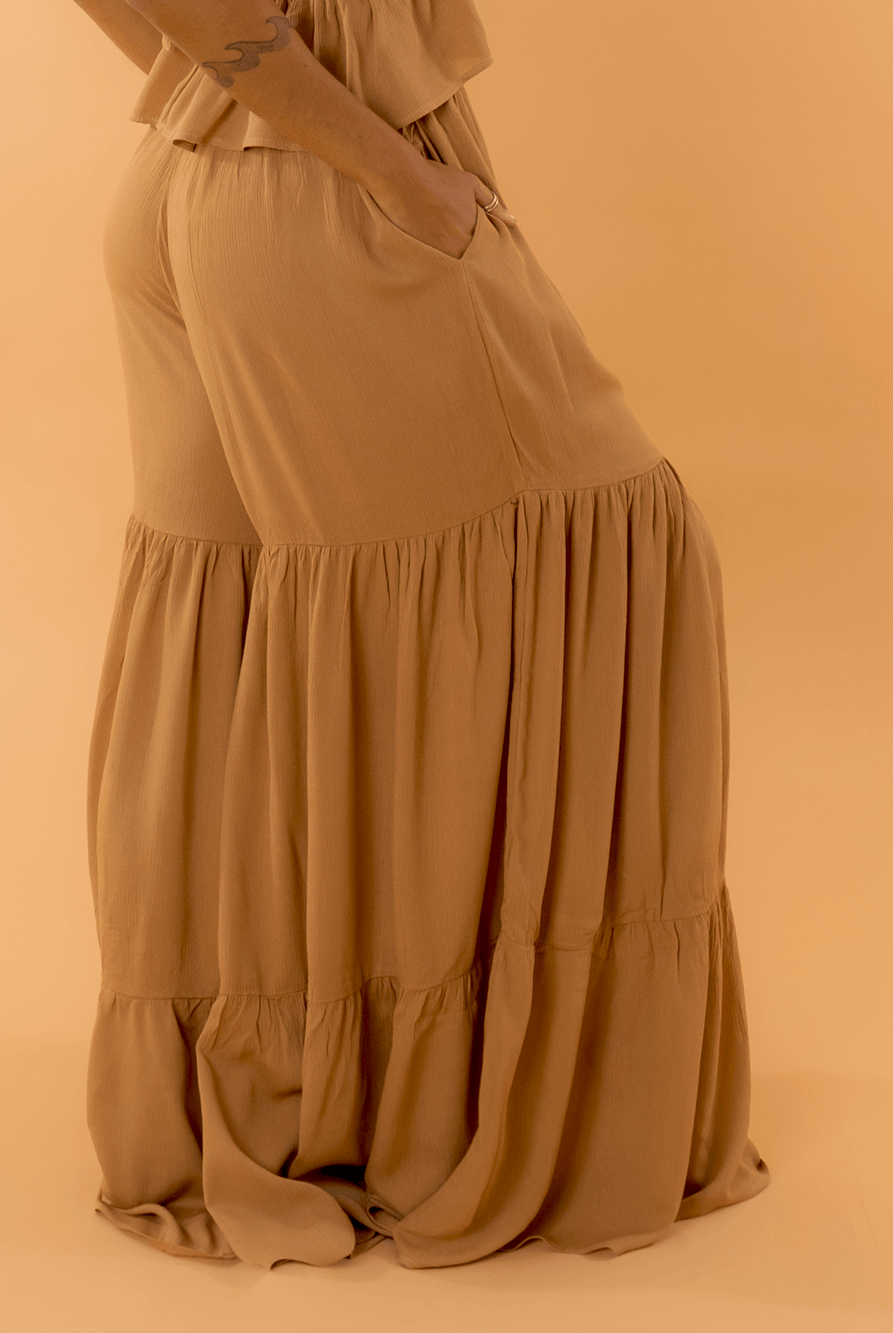 Calça Eliza caqui da marca Greenish, confecção em tecido leve e confortável, com detalhes de babados.