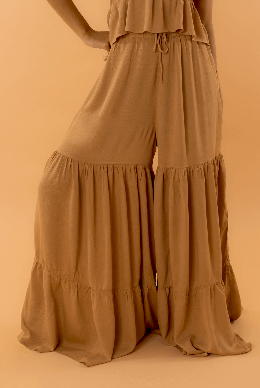 CALÇA ELIZA CAQUI da Greenish, confecção leve e estilosa, ideal para looks casuais e confortáveis.