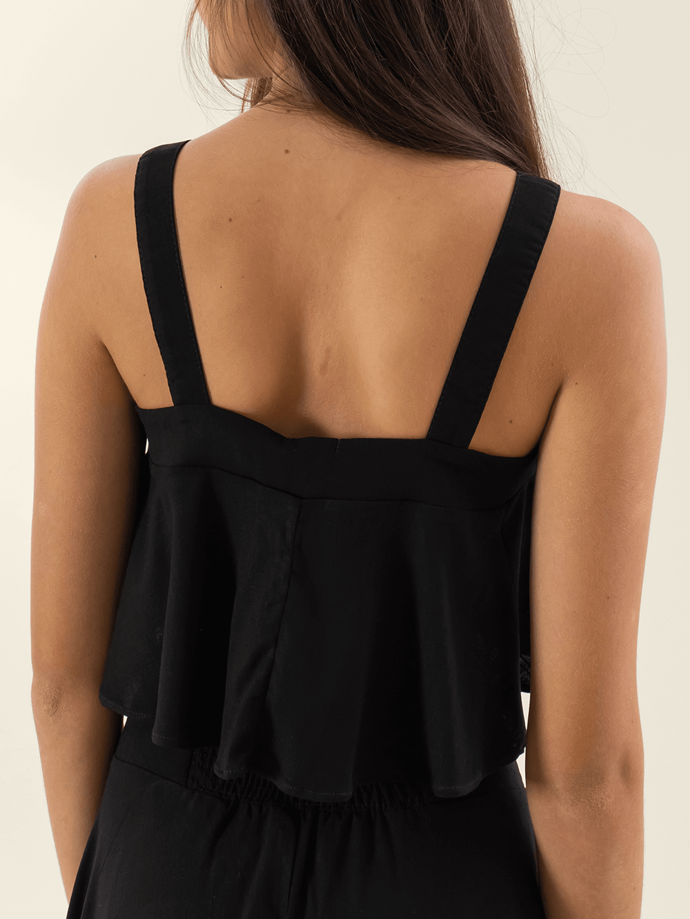 Cropped Marbella - Preto da Greenish, mostrando a parte traseira com detalhes em babados. Estilo elegante e confortável.