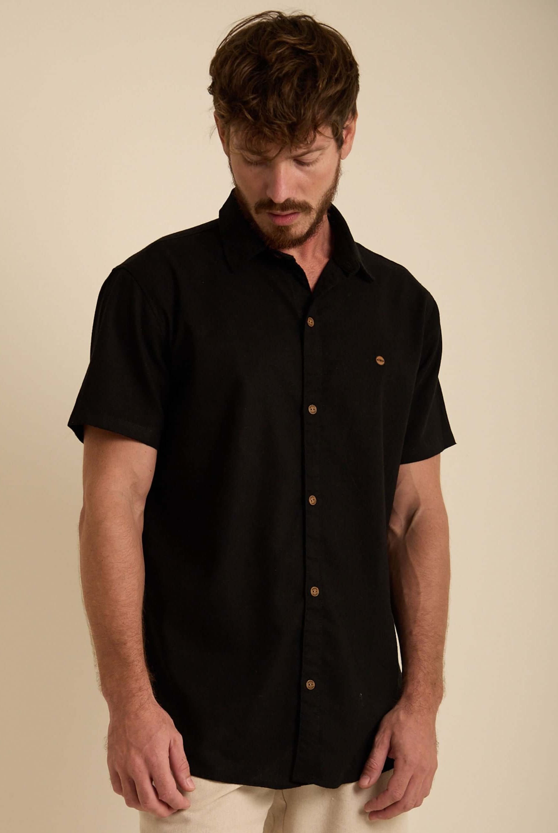 Camisa botão linha manga curta na cor preta da marca Greenish, estilo casual e moderno.