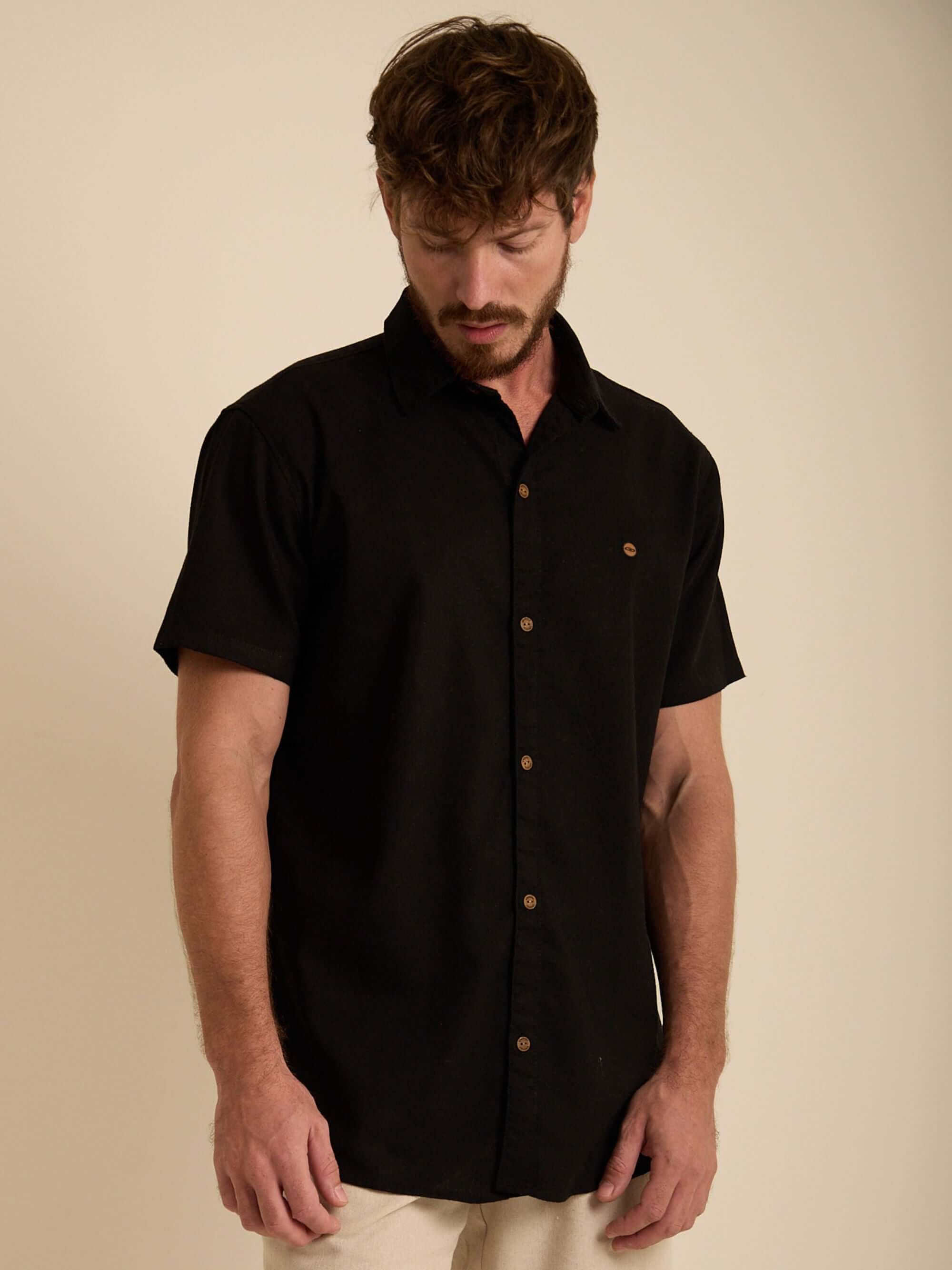 Camisa botão linha manga curta na cor preta da marca Greenish, estilo casual e moderno.