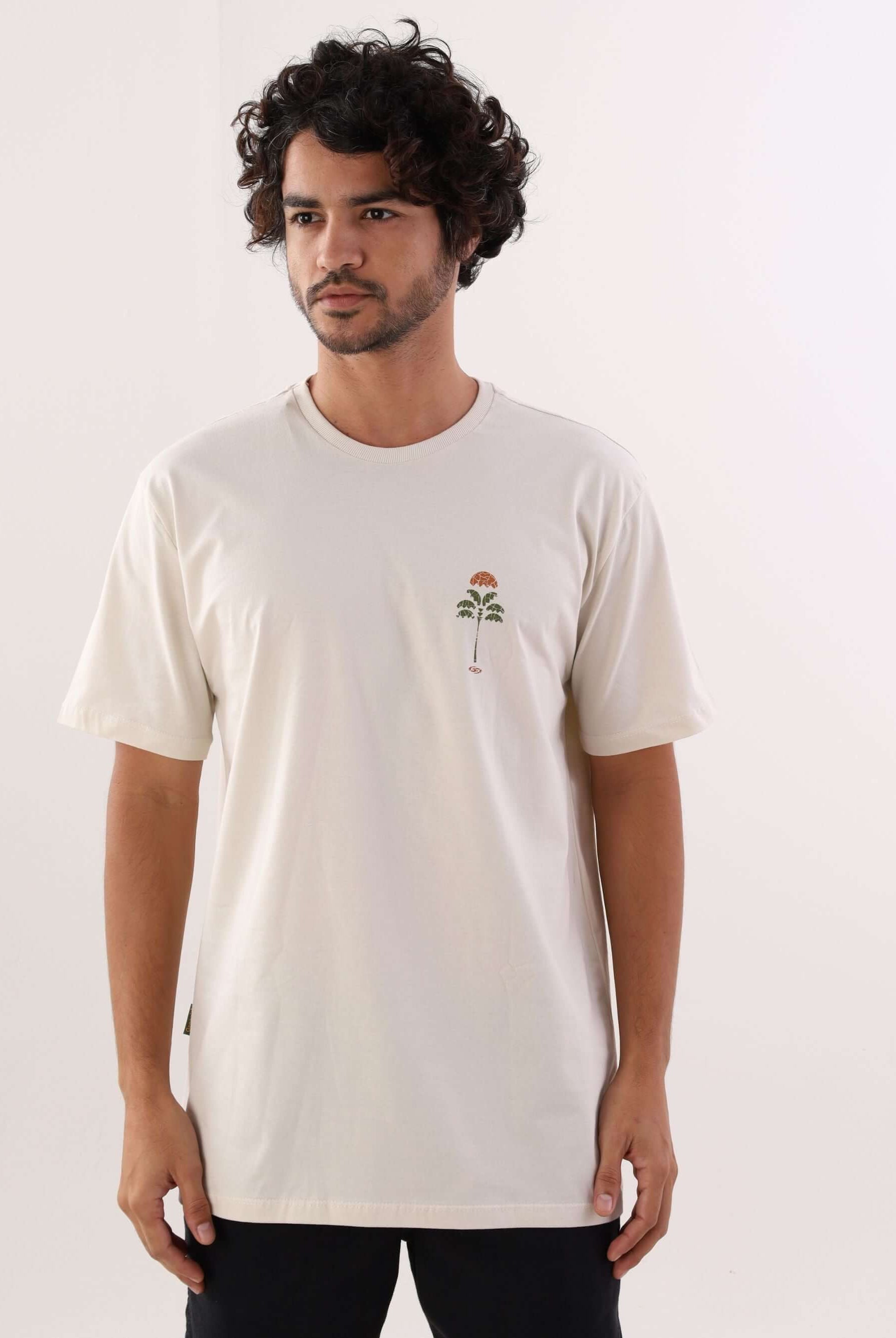 Camiseta Beige Enjoy Nature da marca Greenish, com estampa de palmeira, ideal para amantes da natureza.