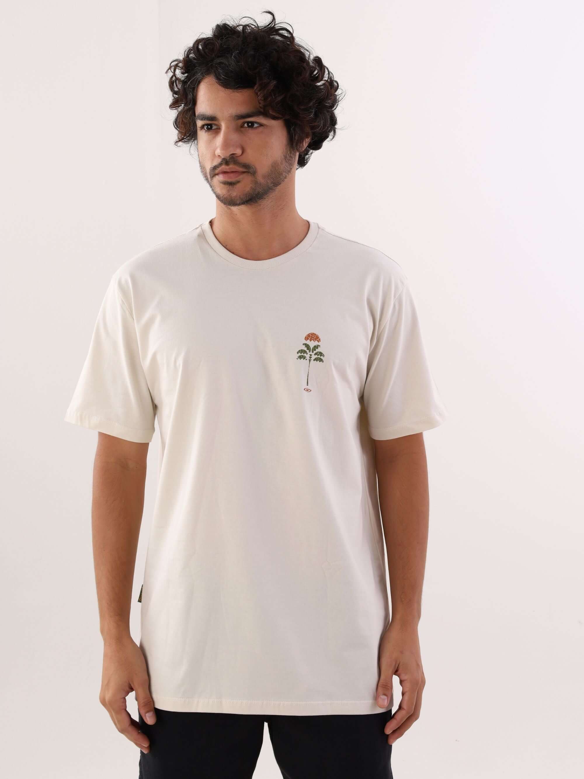 Camiseta Beige Enjoy Nature da marca Greenish, com estampa de palmeira, ideal para amantes da natureza.
