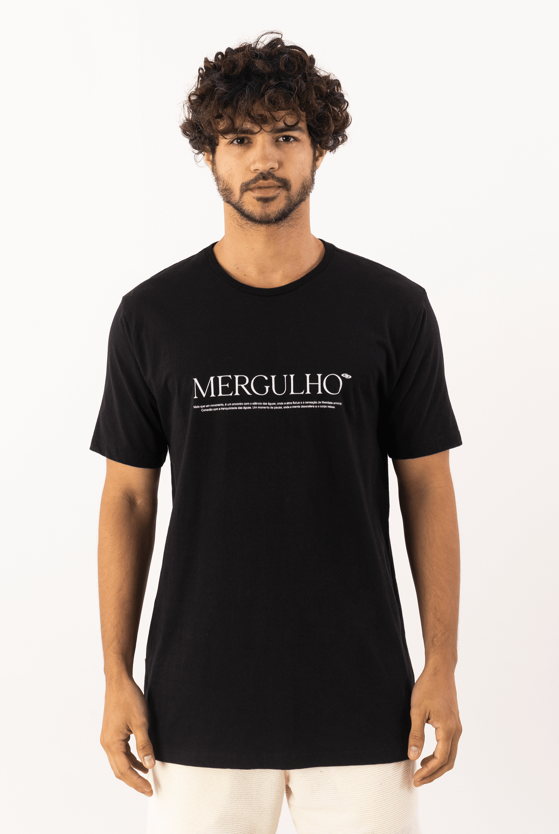 Camiseta Mergulho preta da Greenish, básica e moderna, feita em 100% algodão, perfeita para o dia a dia.