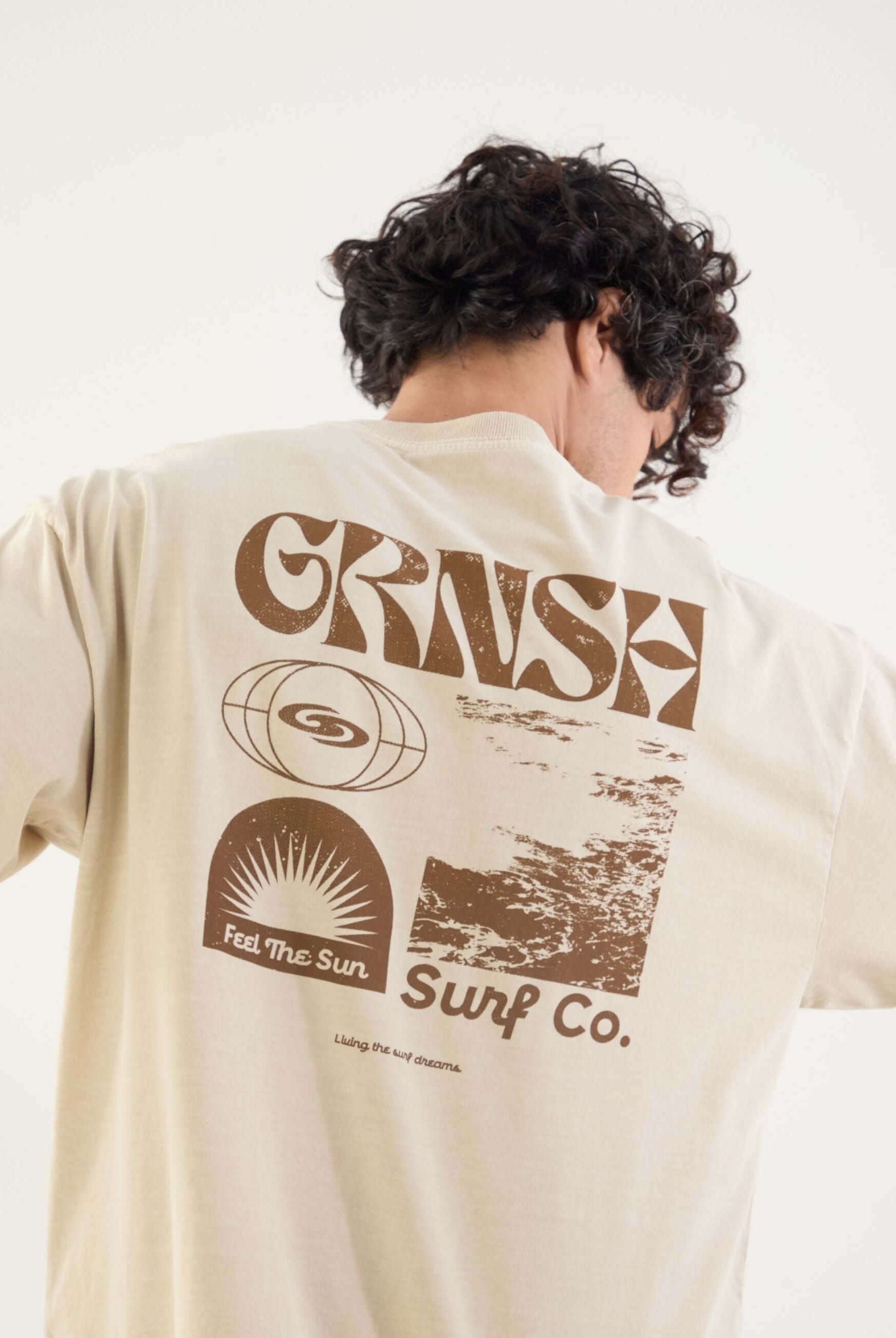 Camiseta oversized verde clara da marca Greenish com estampa vintage "Feel the Sun" e descontraída.