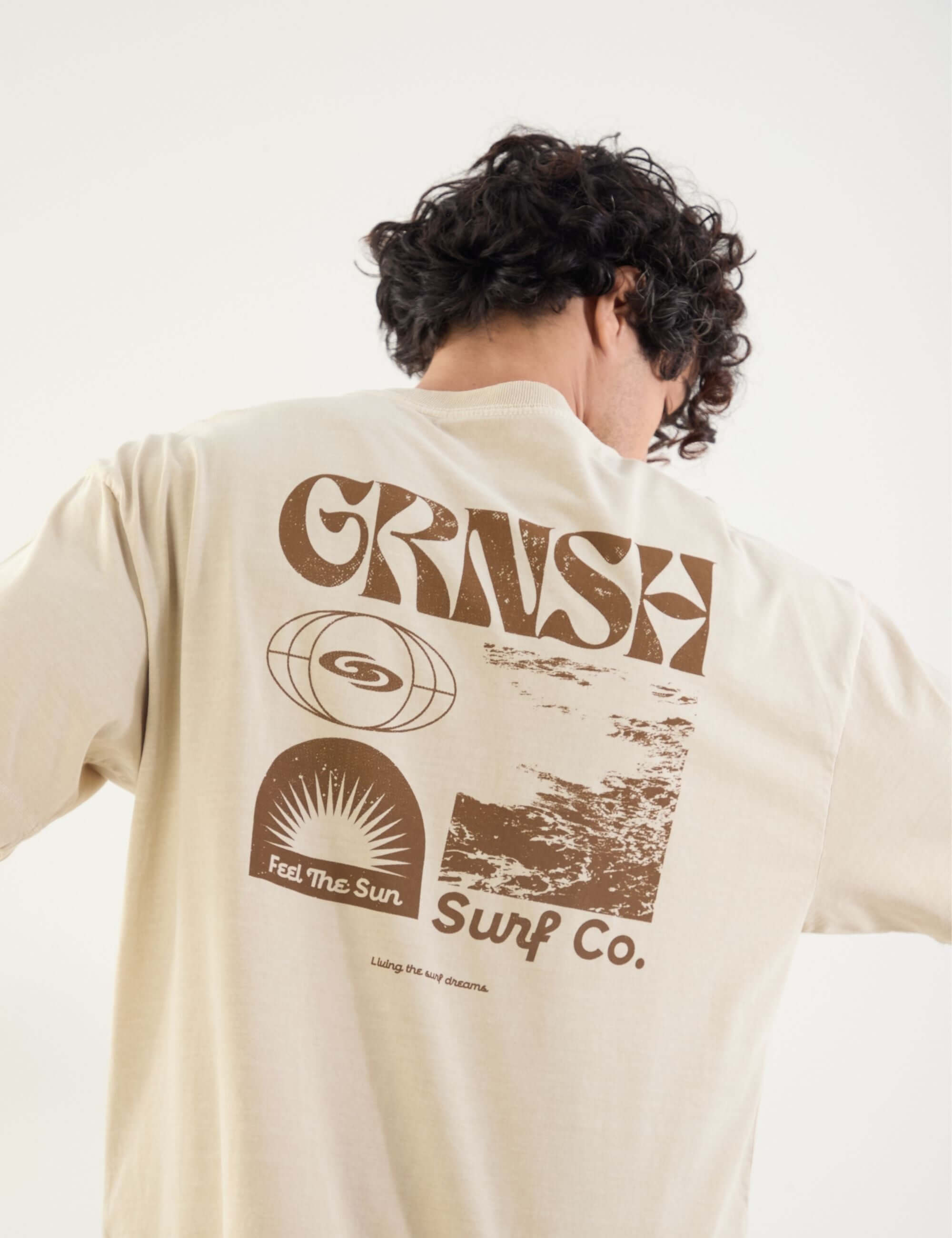 Camiseta oversized verde clara da marca Greenish com estampa vintage "Feel the Sun" e descontraída.