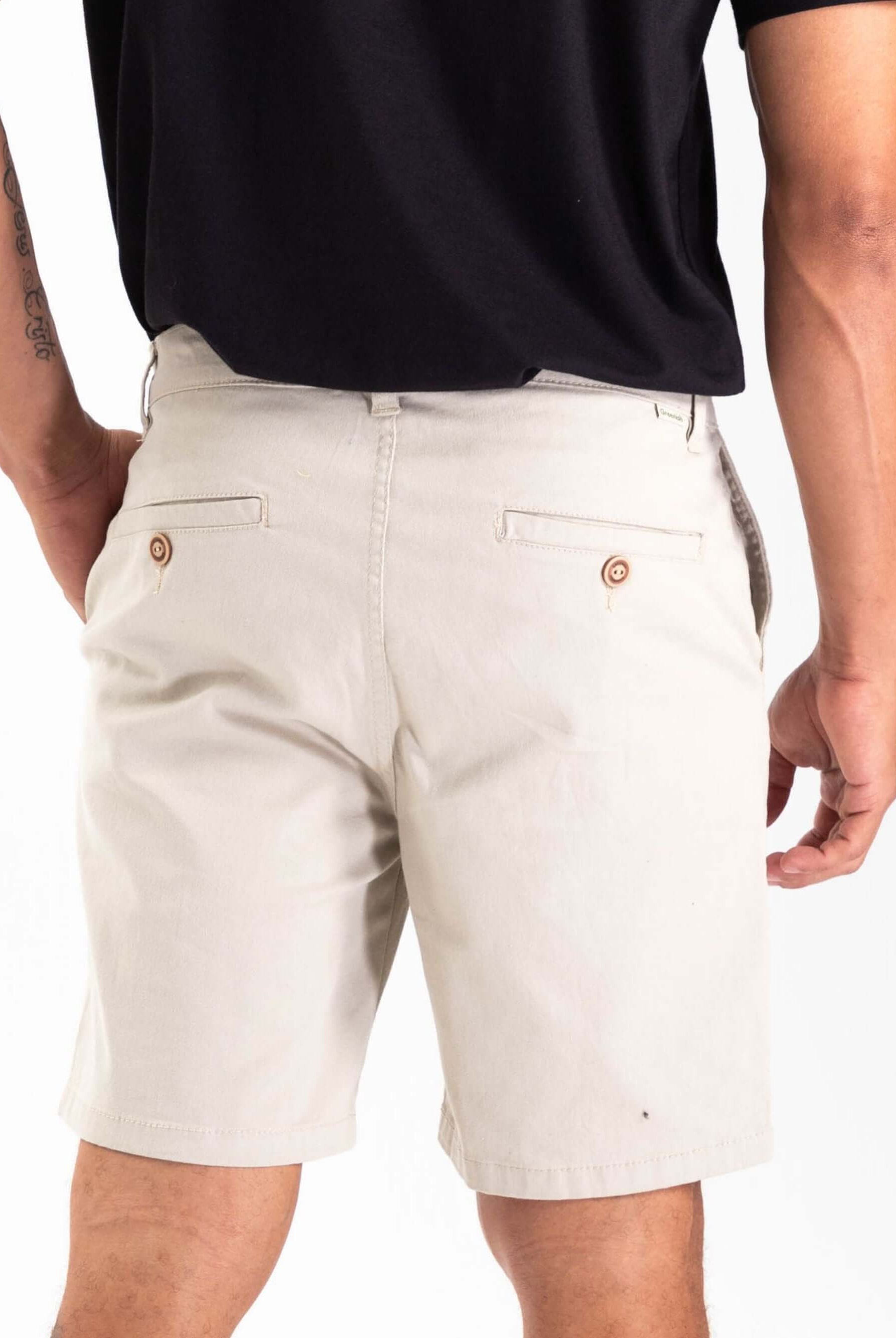 Bermuda sarja chino natural da Greenish, vista traseira, ideal para looks casuais e confortáveis.