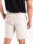 Bermuda sarja chino natural da Greenish, vista traseira, ideal para looks casuais e confortáveis.