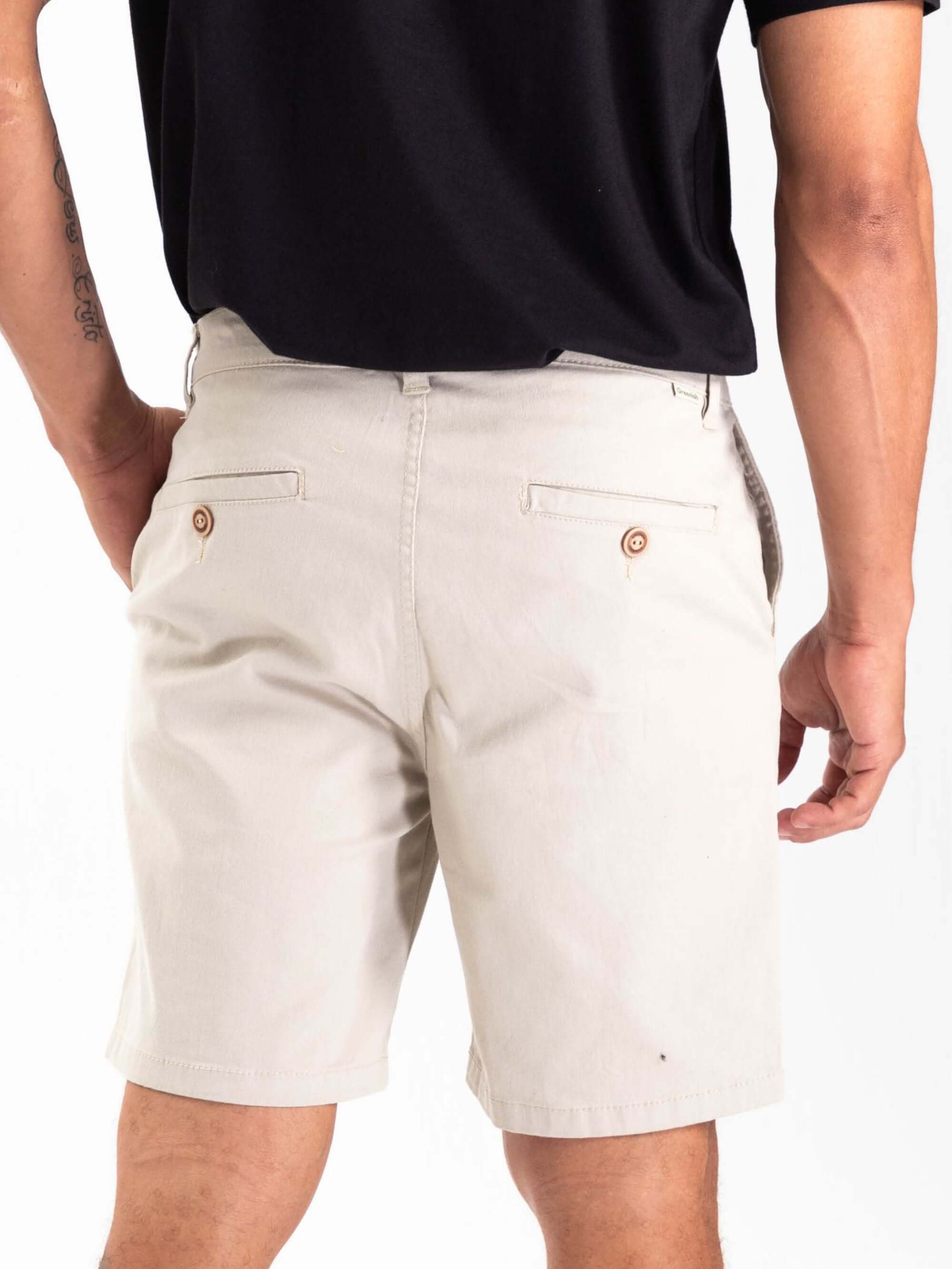Bermuda sarja chino natural da Greenish, vista traseira, ideal para looks casuais e confortáveis.