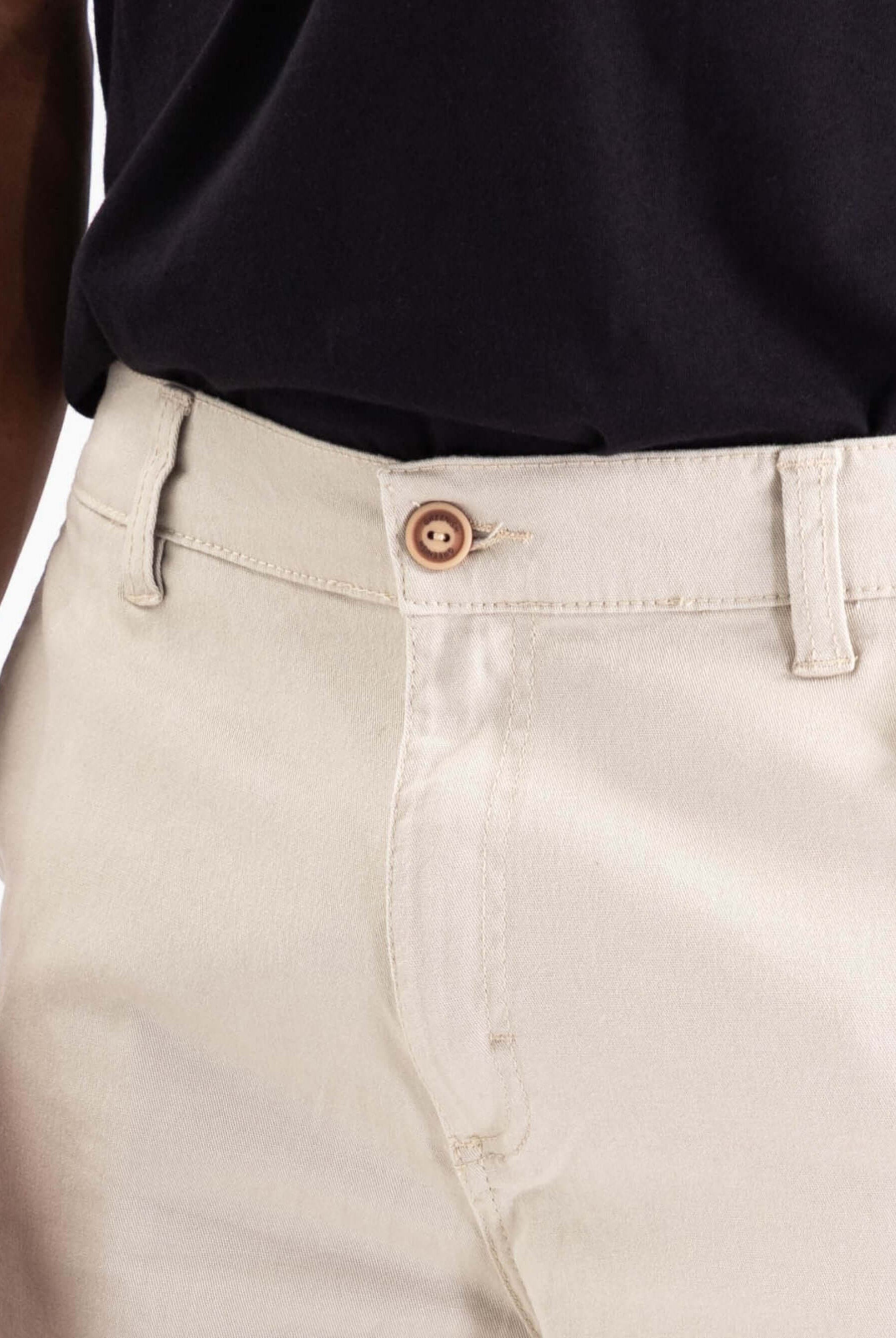 Bermuda Sarja Chino Natural da marca Greenish, destacando botão e tecido leve, ideal para o verão.