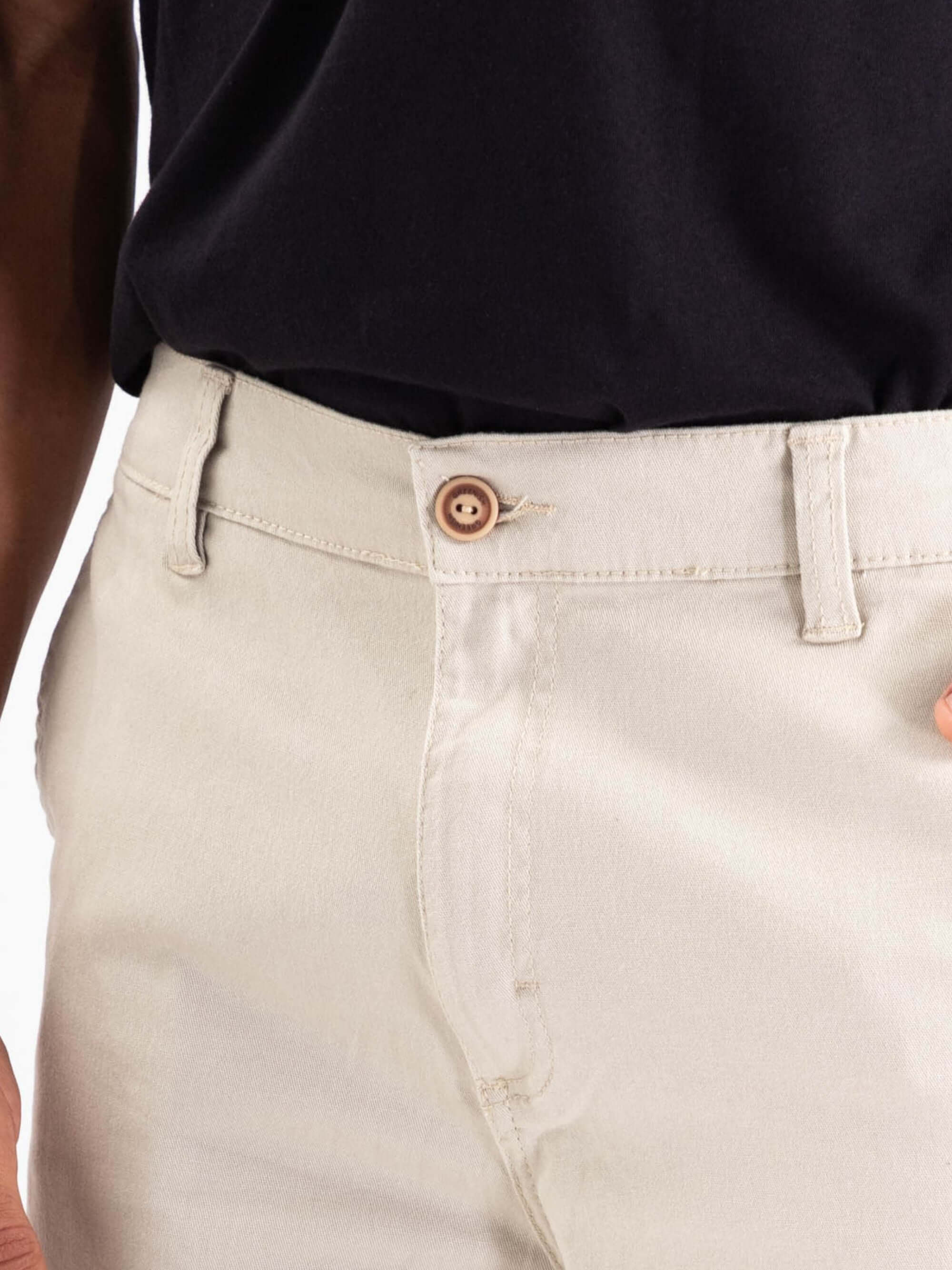 Bermuda Sarja Chino Natural da marca Greenish, destacando botão e tecido leve, ideal para o verão.