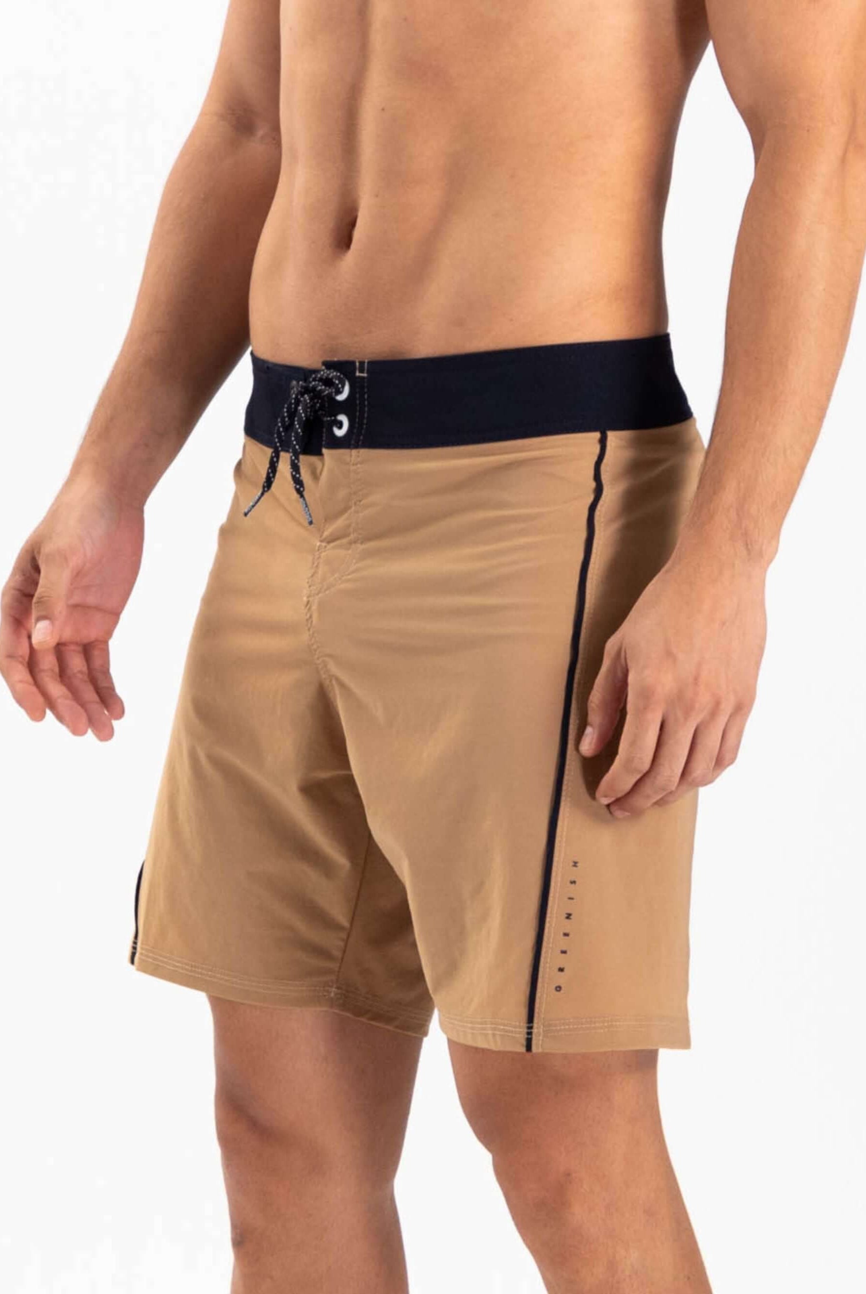 Bermuda de surf Greenish Vintage Vivo caqui com cós anatômico e bolso traseiro. Confortável e estilosa.