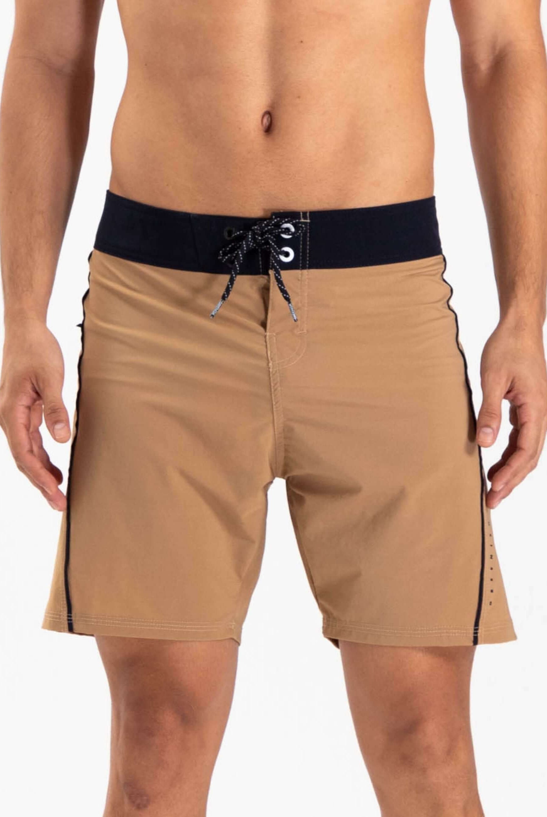 Boardshort Vintage Vivo caqui da Greenish, modelo curto com cós anatômico e bolso traseiro com zíper.