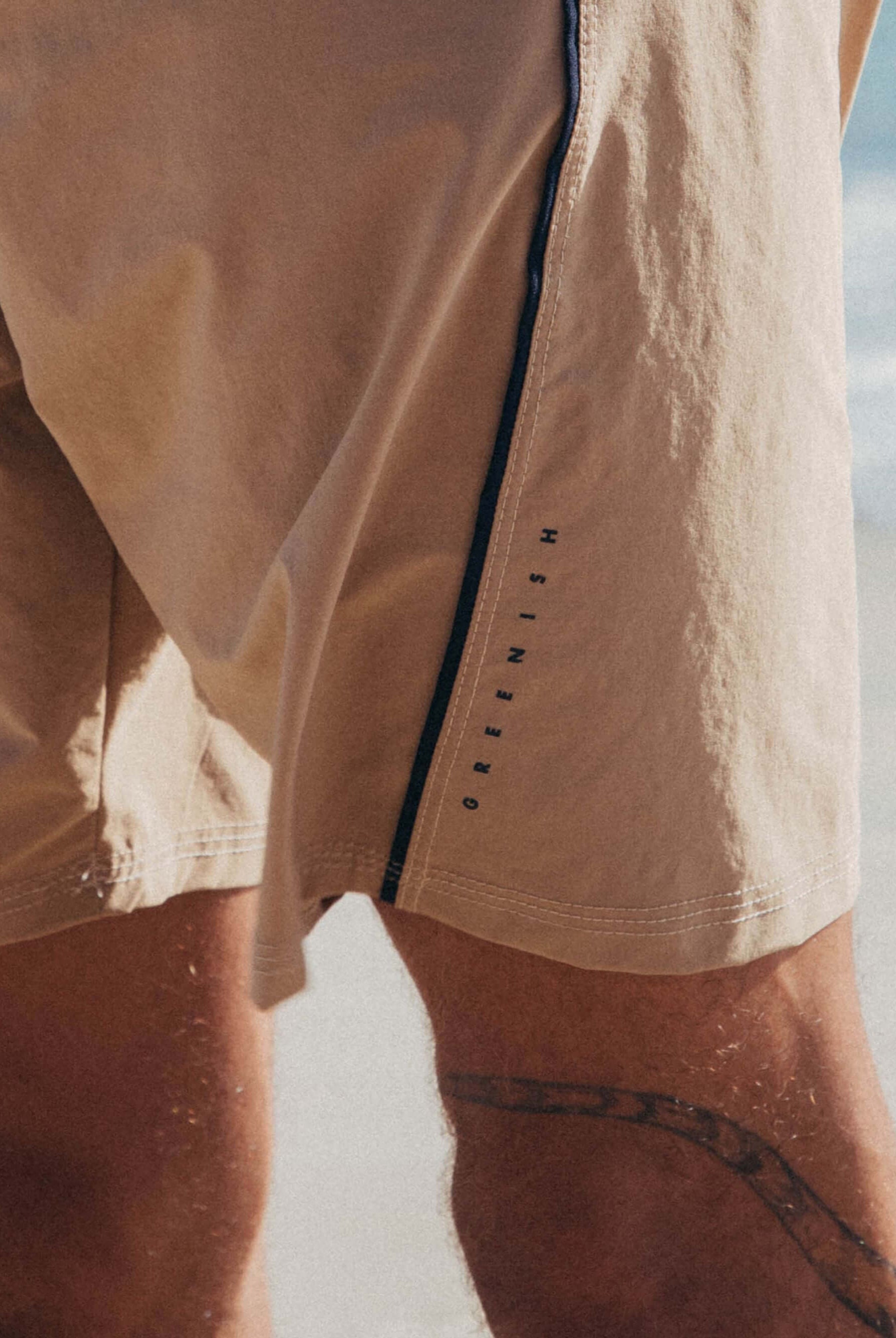 Shorts vintage Vivo da Greenish, caqui com detalhe azul, ideal para conforto e estilo na praia.