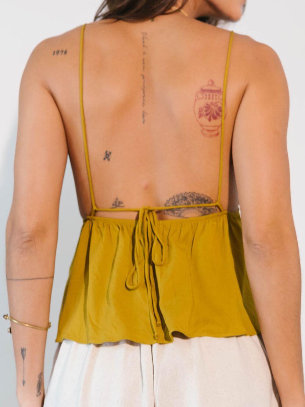 Cropped Zen da Greenish em caqui, com costas abertas e amarração, ideal para elegância e conforto.