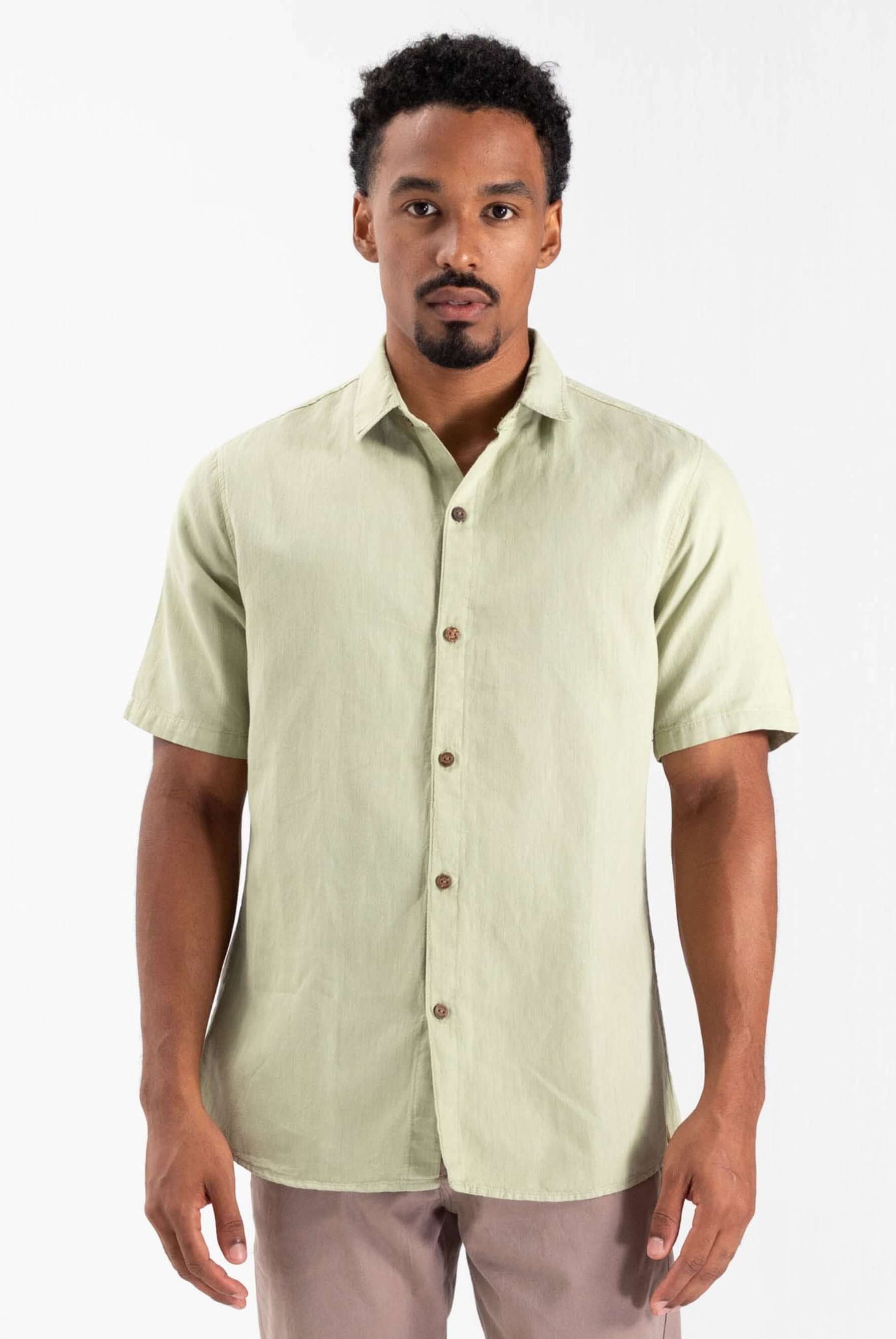 Camisa botão Hemp Canhamo verde da Greenish, confeccionada em tecido sustentável, ideal para o verão.