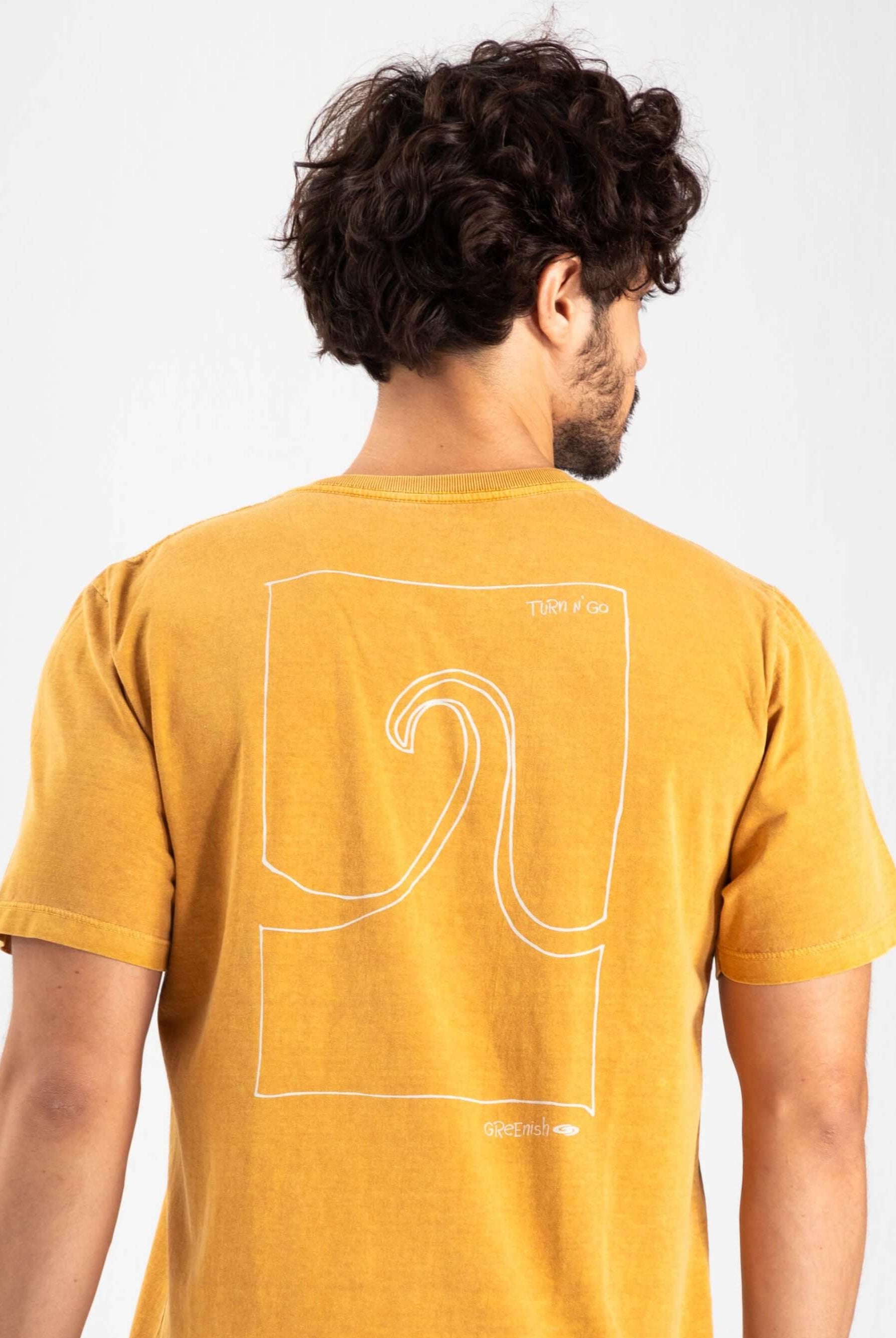 Camiseta vintage Wave Cartoon da Greenish em amarelo escuro com estampa de onda minimalista nas costas.