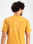 Camiseta vintage Wave Cartoon da Greenish em amarelo escuro com estampa de onda minimalista nas costas.