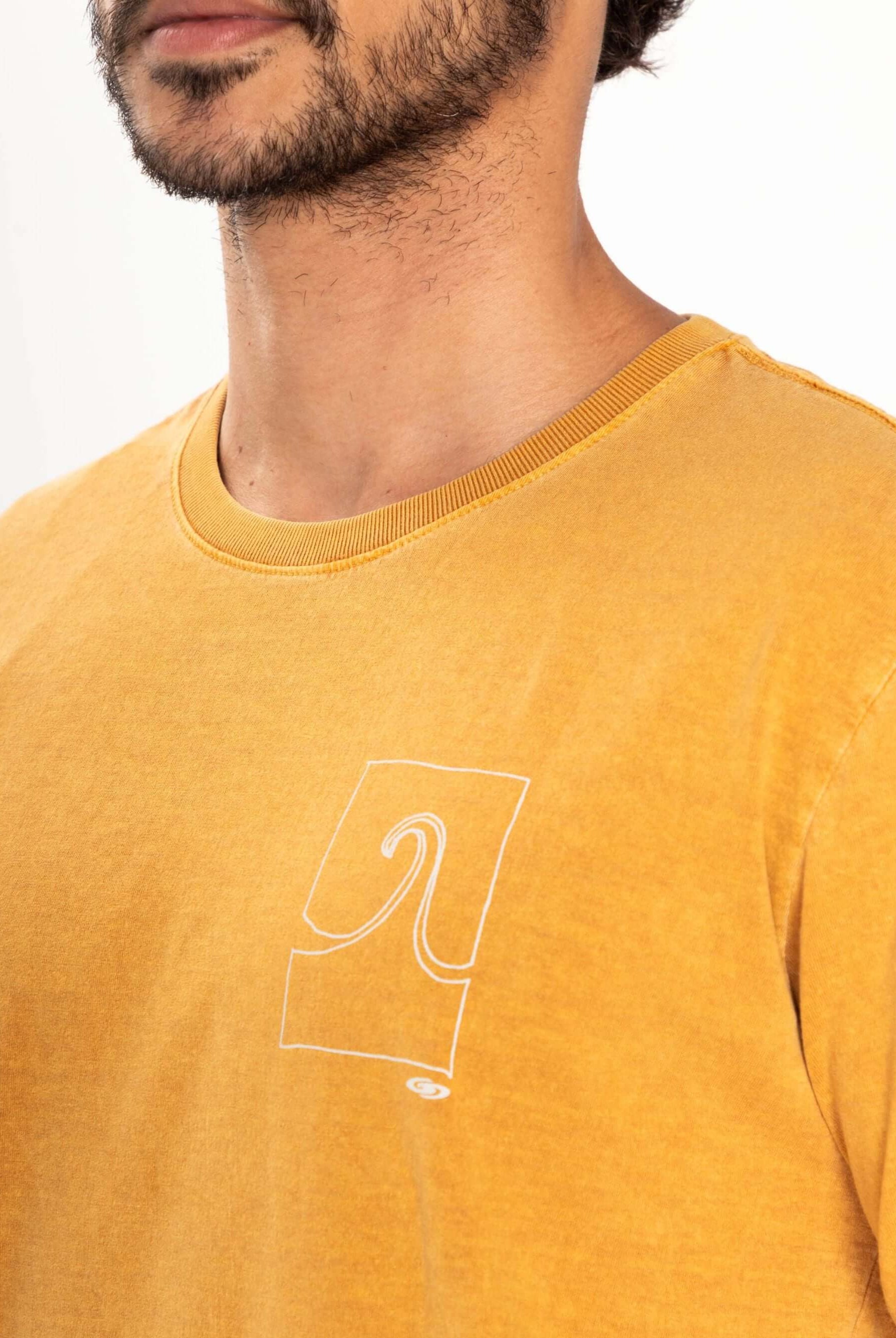 Camiseta vintage Wave Cartoon amarela escura da Greenish, minimalista e feita de algodão com estampa de ondas.