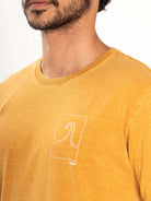 Camiseta vintage Wave Cartoon amarela escura da Greenish, minimalista e feita de algodão com estampa de ondas.