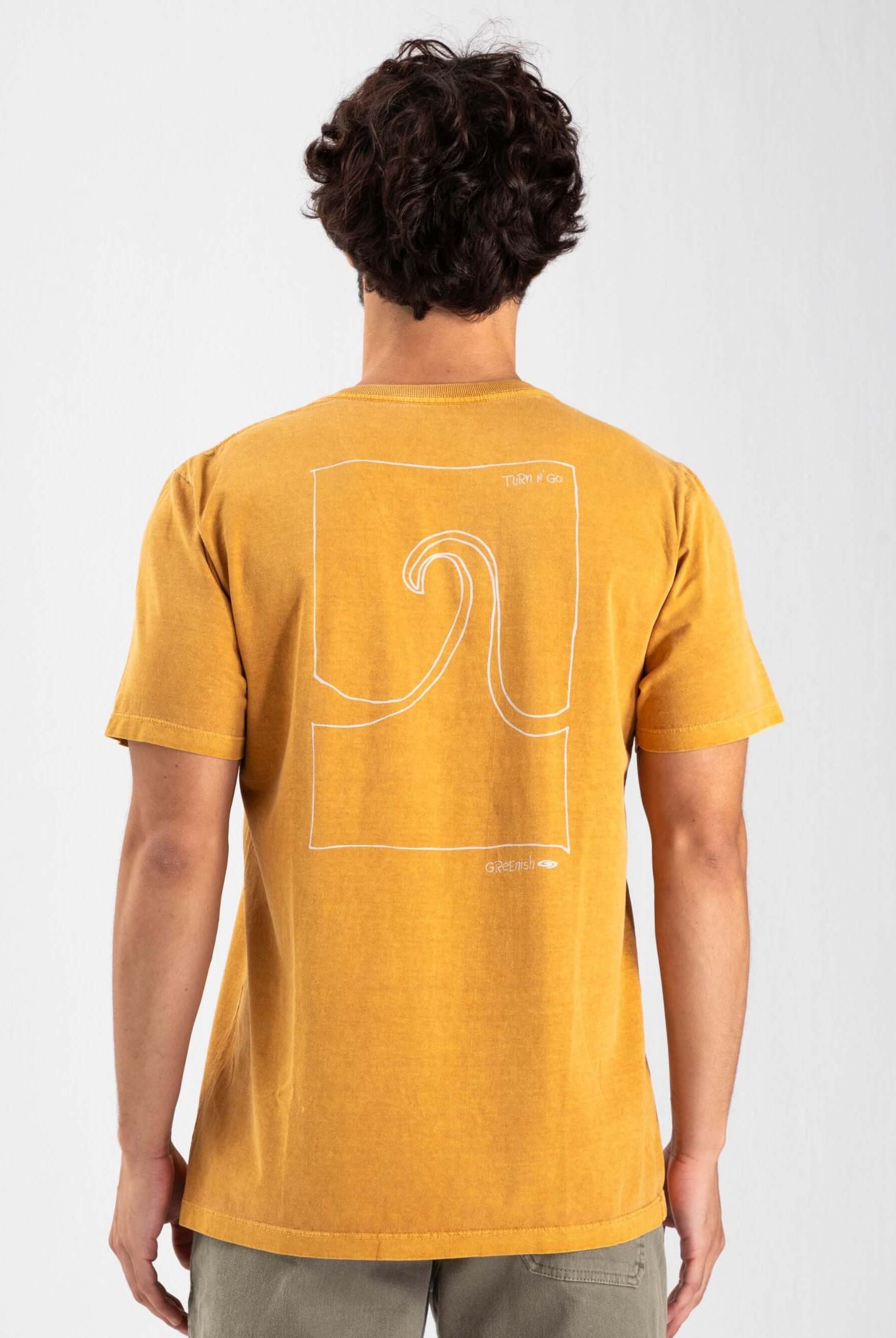 Camiseta vintage Wave Cartoon amarela escura da Greenish, com estampa minimalista de onda nas costas.