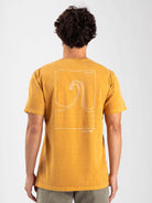 Camiseta vintage Wave Cartoon amarela escura da Greenish, com estampa minimalista de onda nas costas.