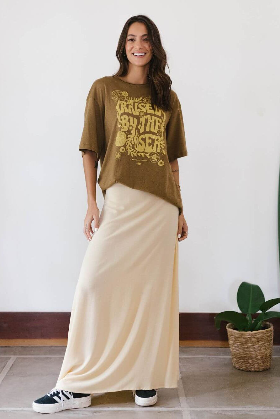 Camiseta oversized Greenish Raised By The Sea, estilo comfy e street, cor caqui, com estampa exclusiva.