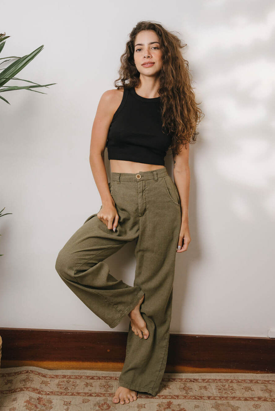 Modelo usando calça linho Khay verde da Greenish, ideal para streetwear e casual, com corte reto e conforto.