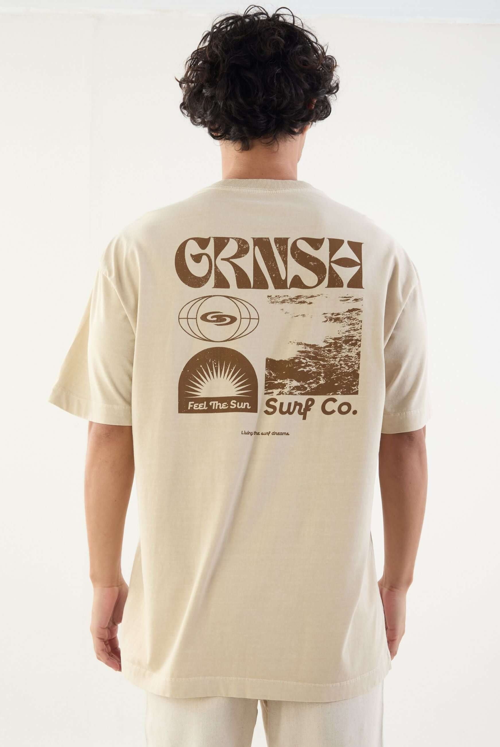 Camiseta oversized camouflage da marca Greenish com estampa Feel the Sun, ideal para looks de streetwear.