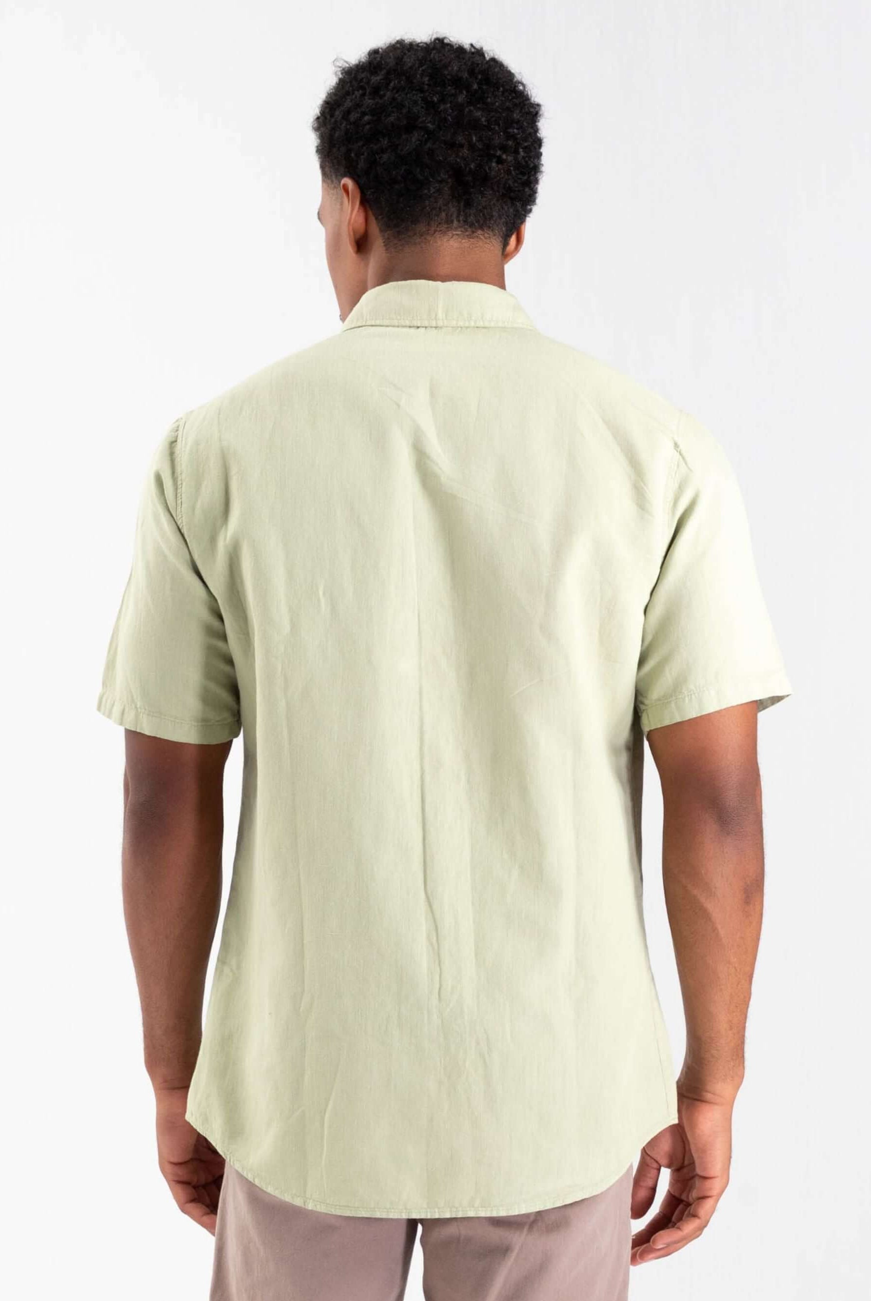 Camisa botão hemp Canhamo verde da marca Greenish, vista traseira, estilo casual e sustentável.