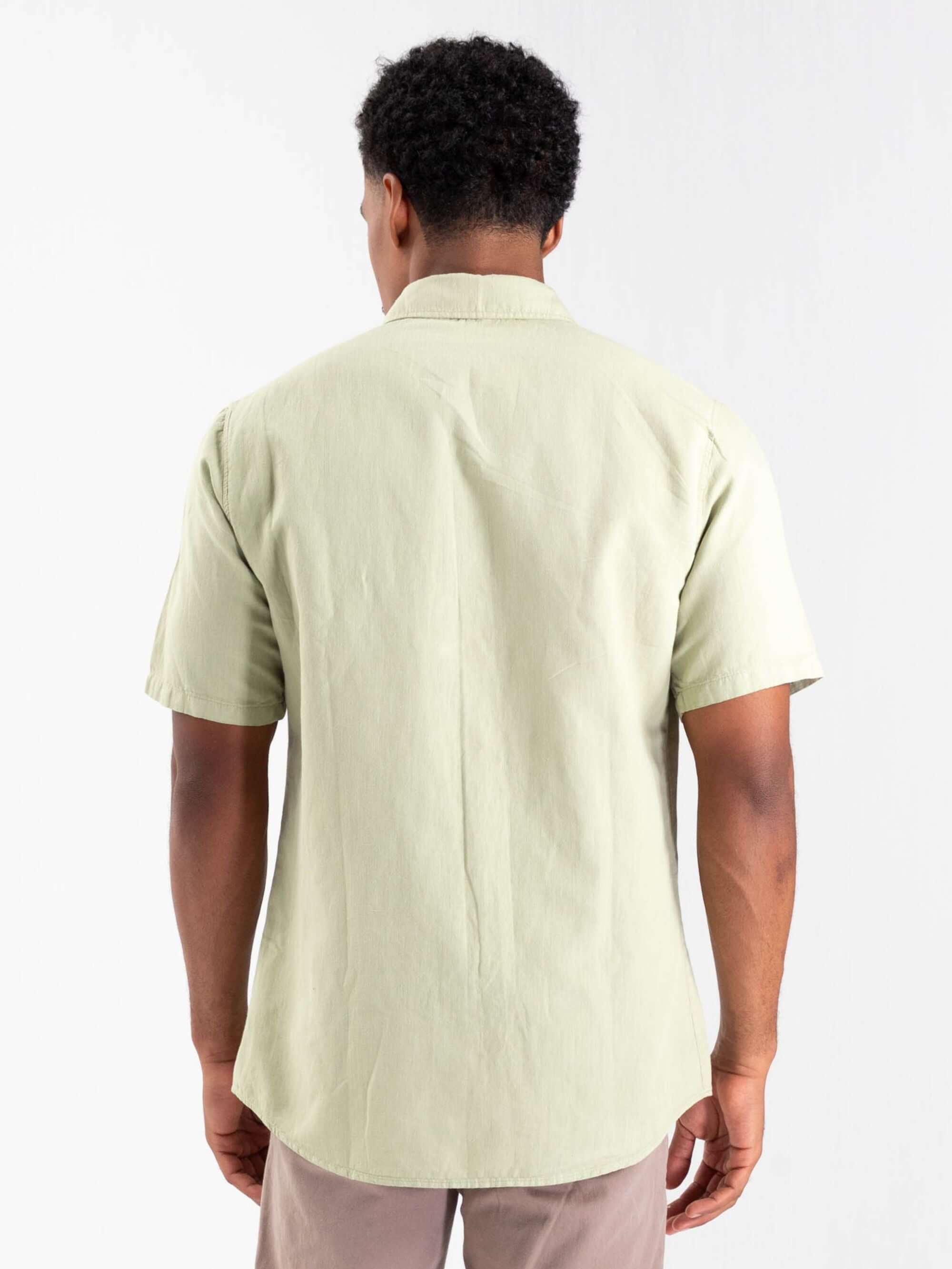 Camisa botão hemp Canhamo verde da marca Greenish, vista traseira, estilo casual e sustentável.