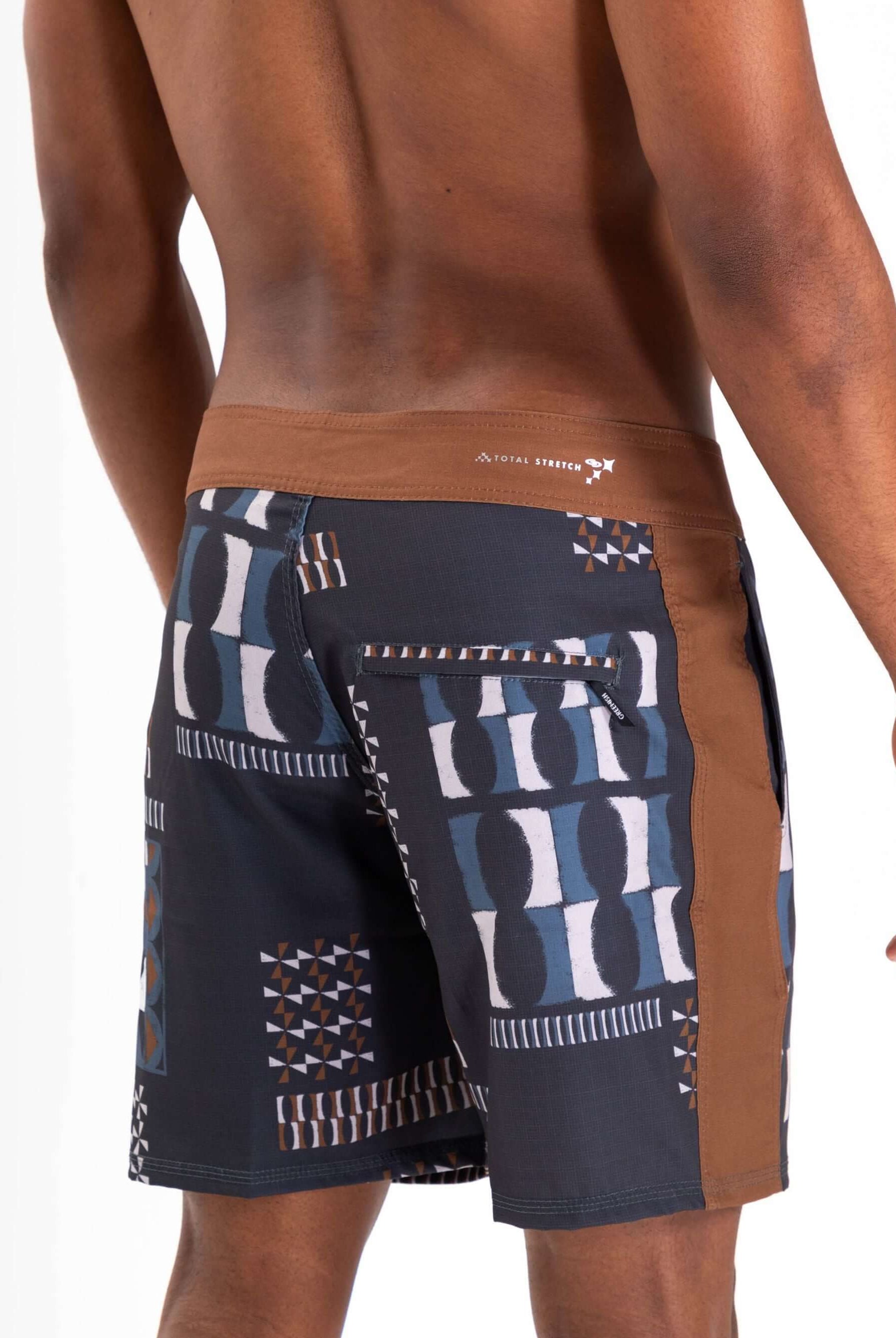 Shorts de banho masculino com estampa moderna e detalhes em marrom, da marca Greenish.