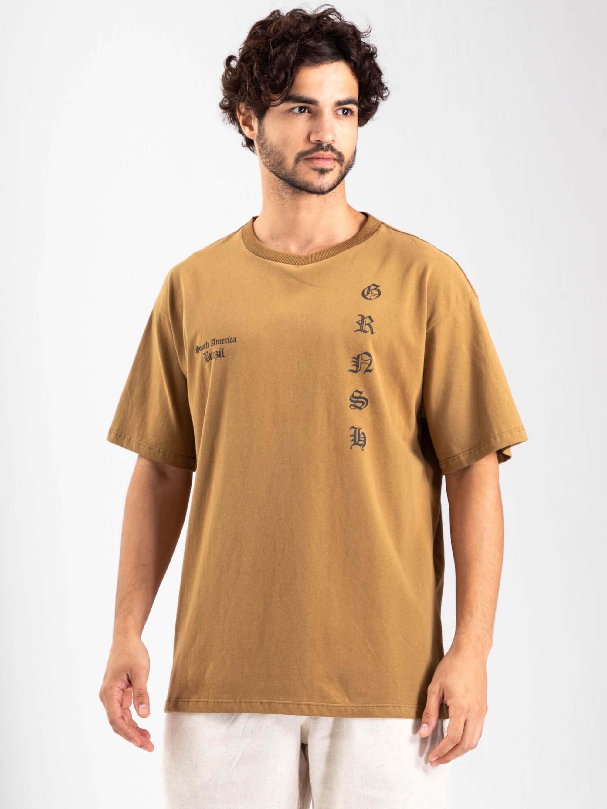 Camiseta oversized caqui da Greenish, estilo moderno com estampa vertical, ideal para looks casuais.