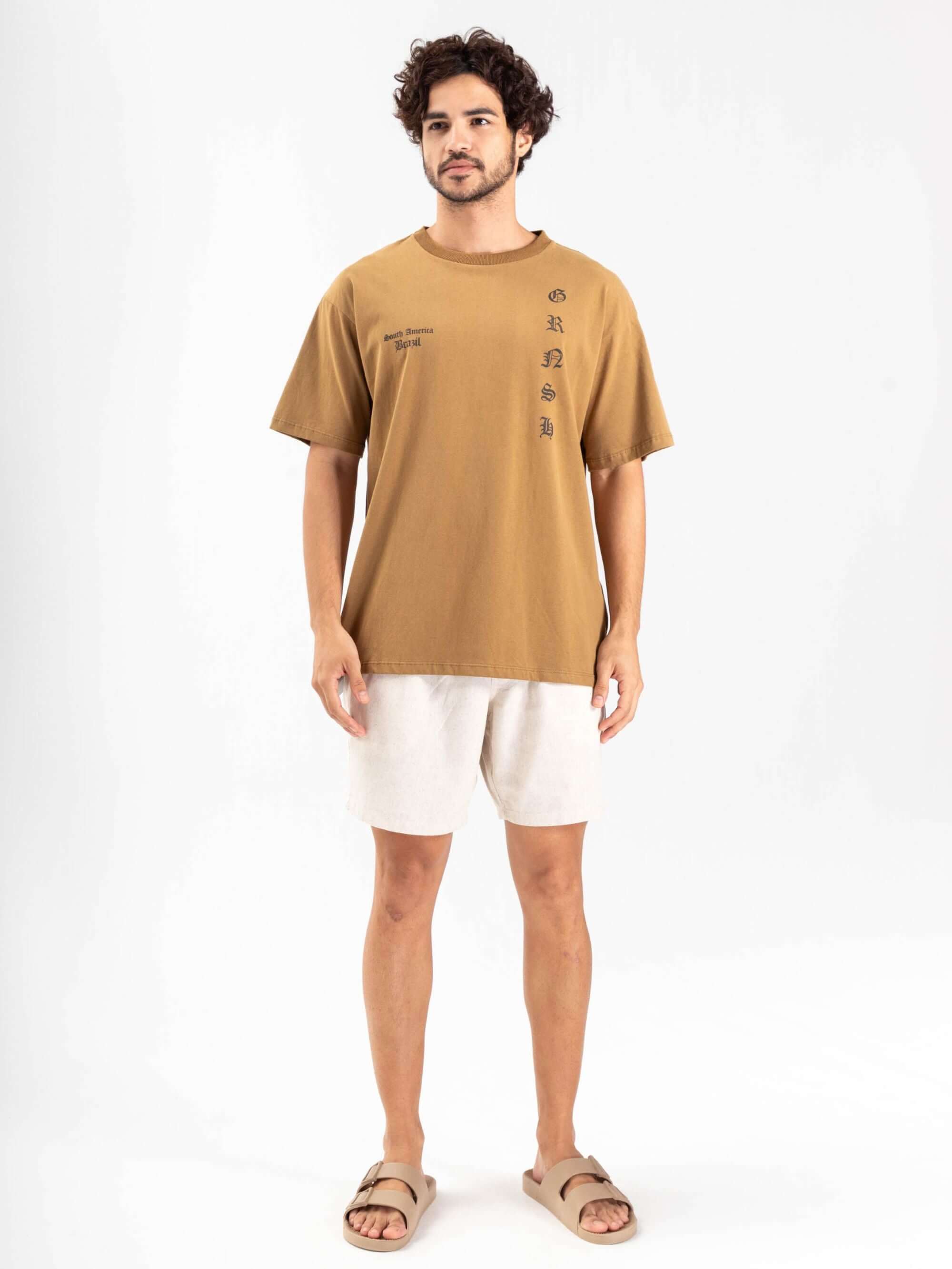 Camiseta oversized caqui da Greenish, com estampa, perfeita para um estilo casual e confortável.