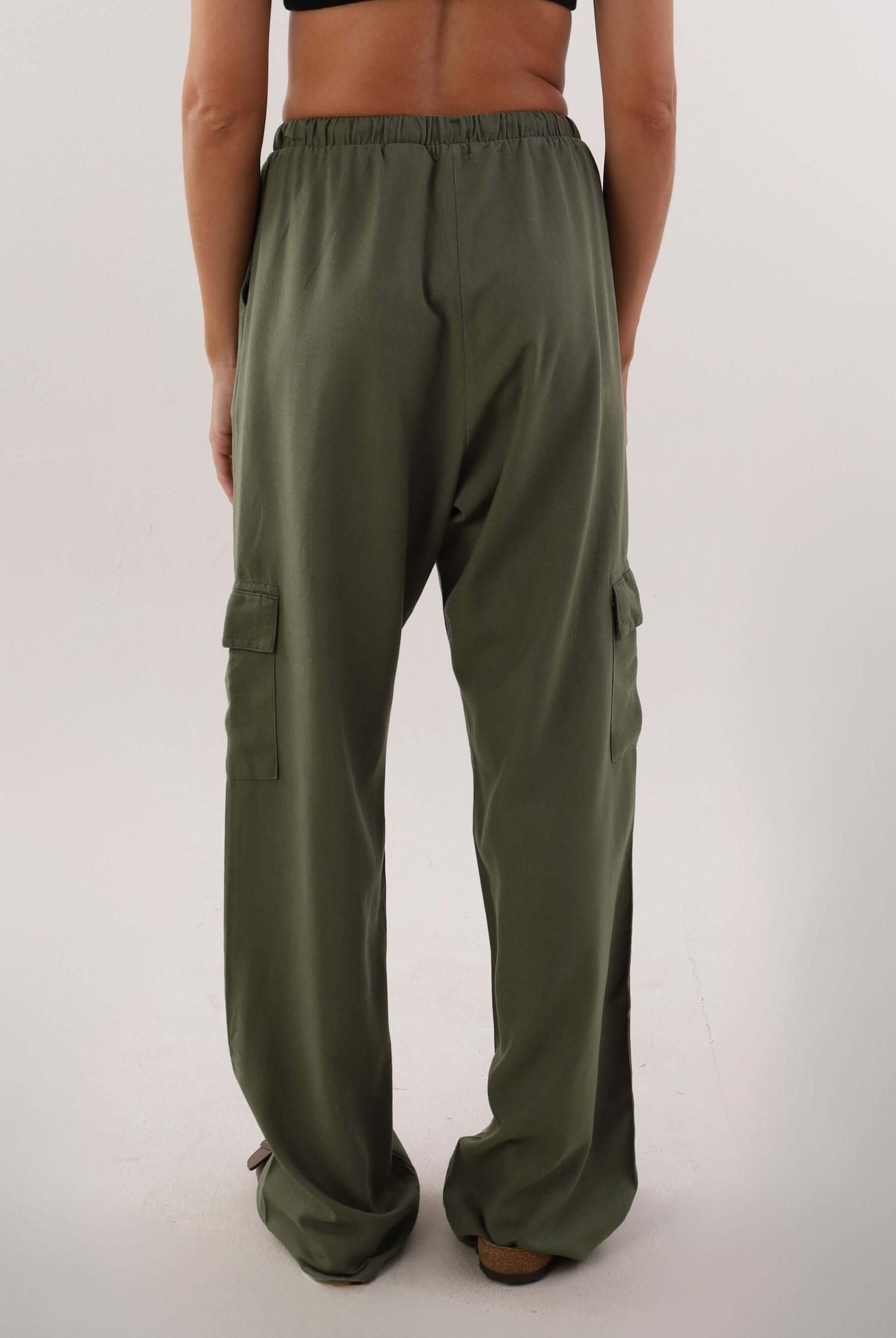 Calça reta cargo Taia verde escuro da marca Greenish, vista traseira com bolso cargo.