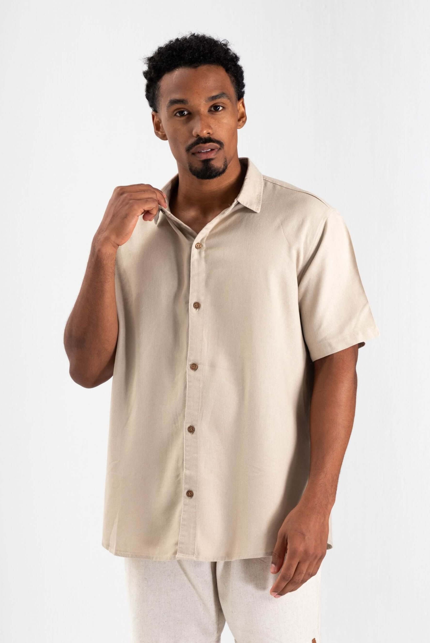 Camisa botão linho bege da Greenish, super leve e versátil, ideal para looks do escritório ao lazer.