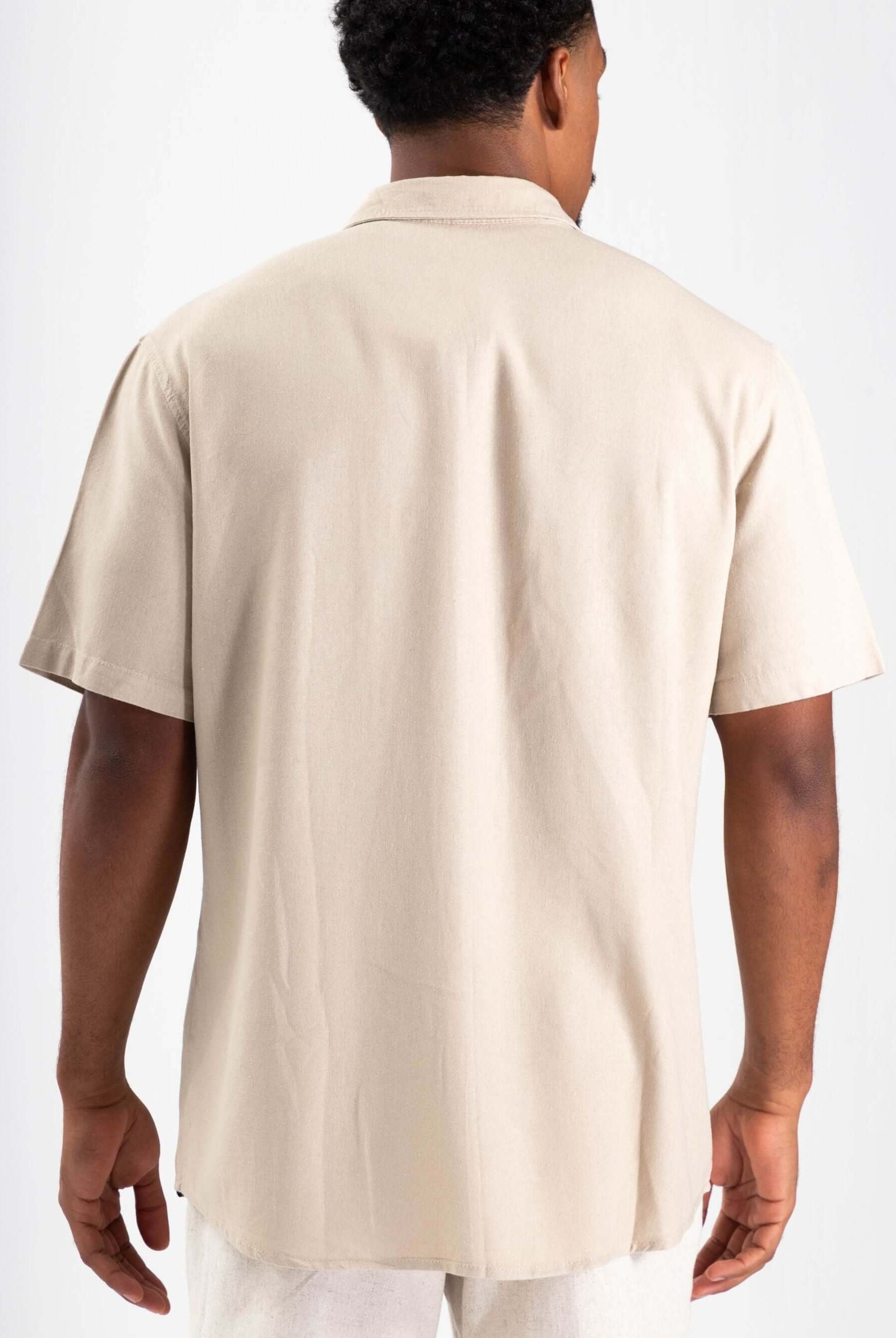 Camisa de botão em linho bege, vista de costas, estilo minimalista da marca Greenish.