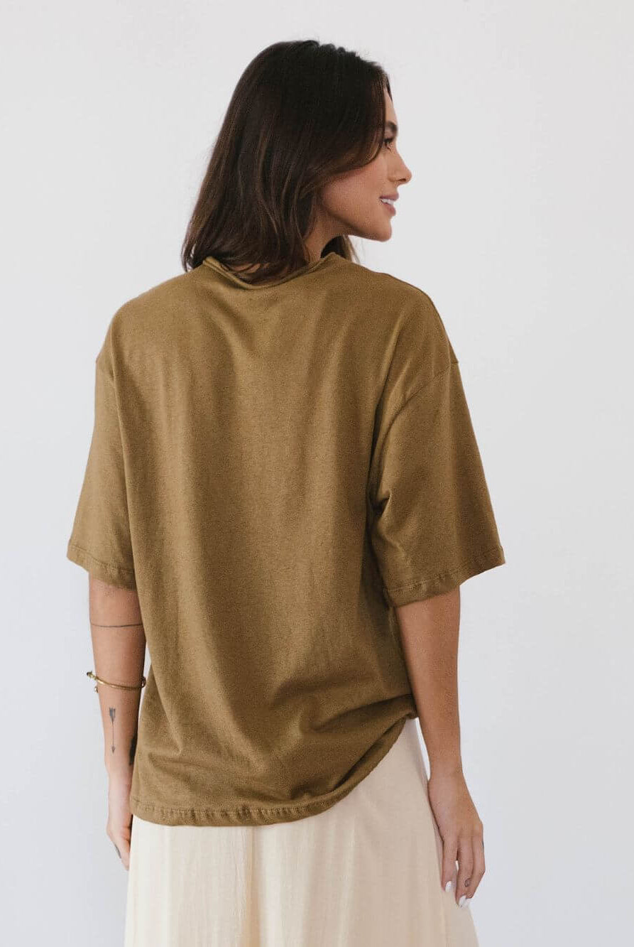 Camiseta oversized caqui da Greenish, estilo street, vista de costas, confecionada em algodão e linho.