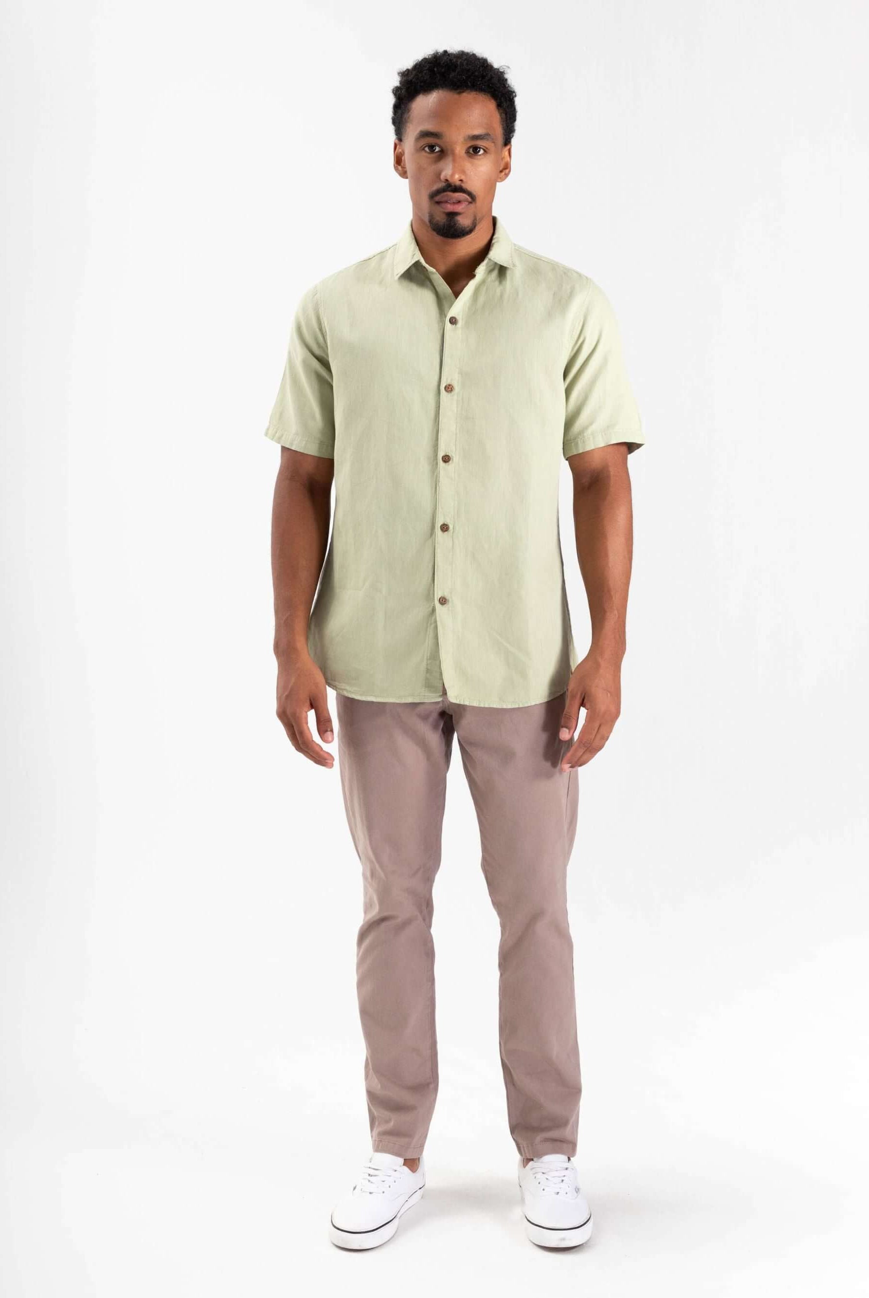 Camisa botão hemp Canhamo verde da Greenish, estilo moderno e sustentável para o homem contemporâneo.