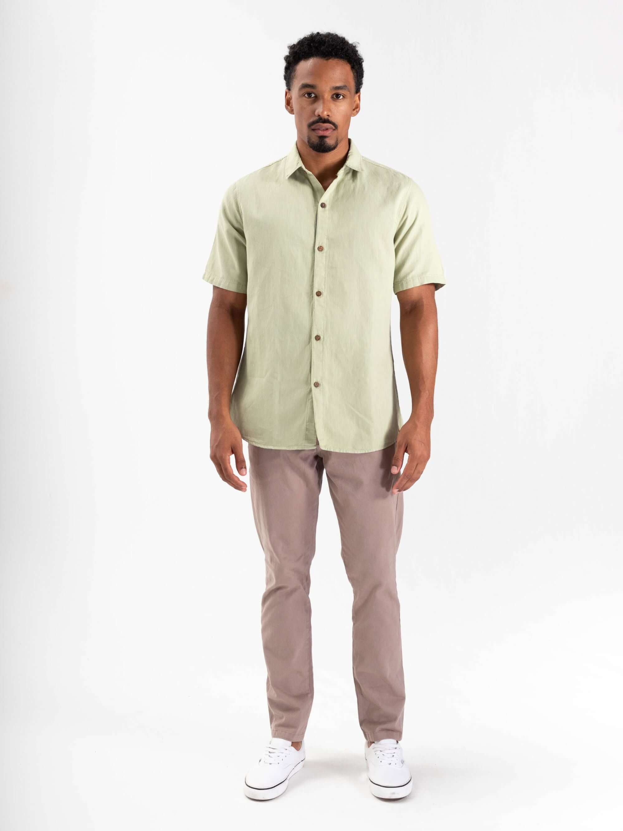 Camisa botão hemp Canhamo verde da Greenish, estilo moderno e sustentável para o homem contemporâneo.