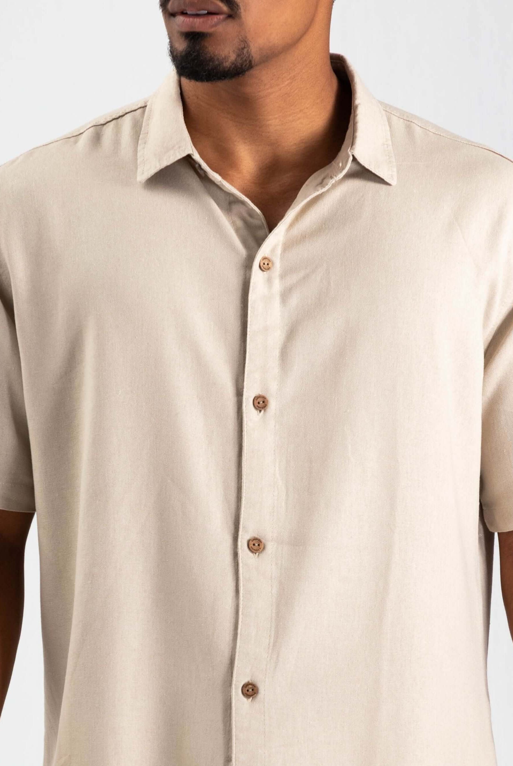 Camisa Bege de Linho com Botões de Coco da Greenish, leve e minimalista, ideal para várias ocasiões.