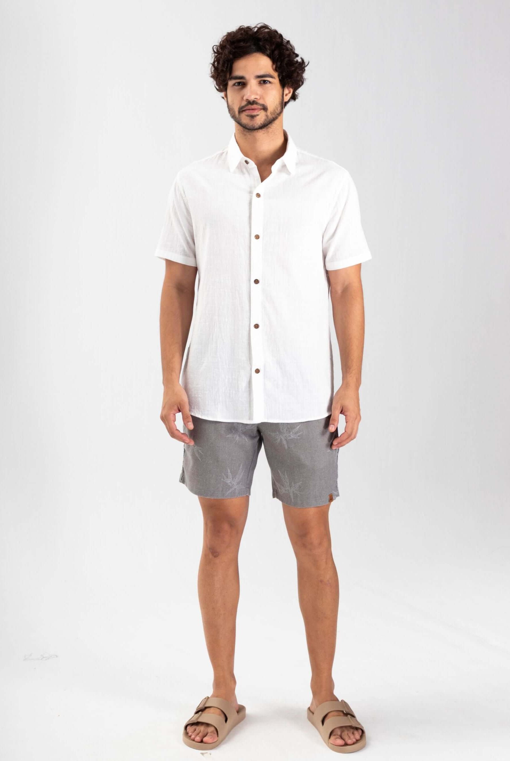 Modelo usando a Camisa Botão Pacific Off White da Greenish, ideal para looks casuais e elegantes.