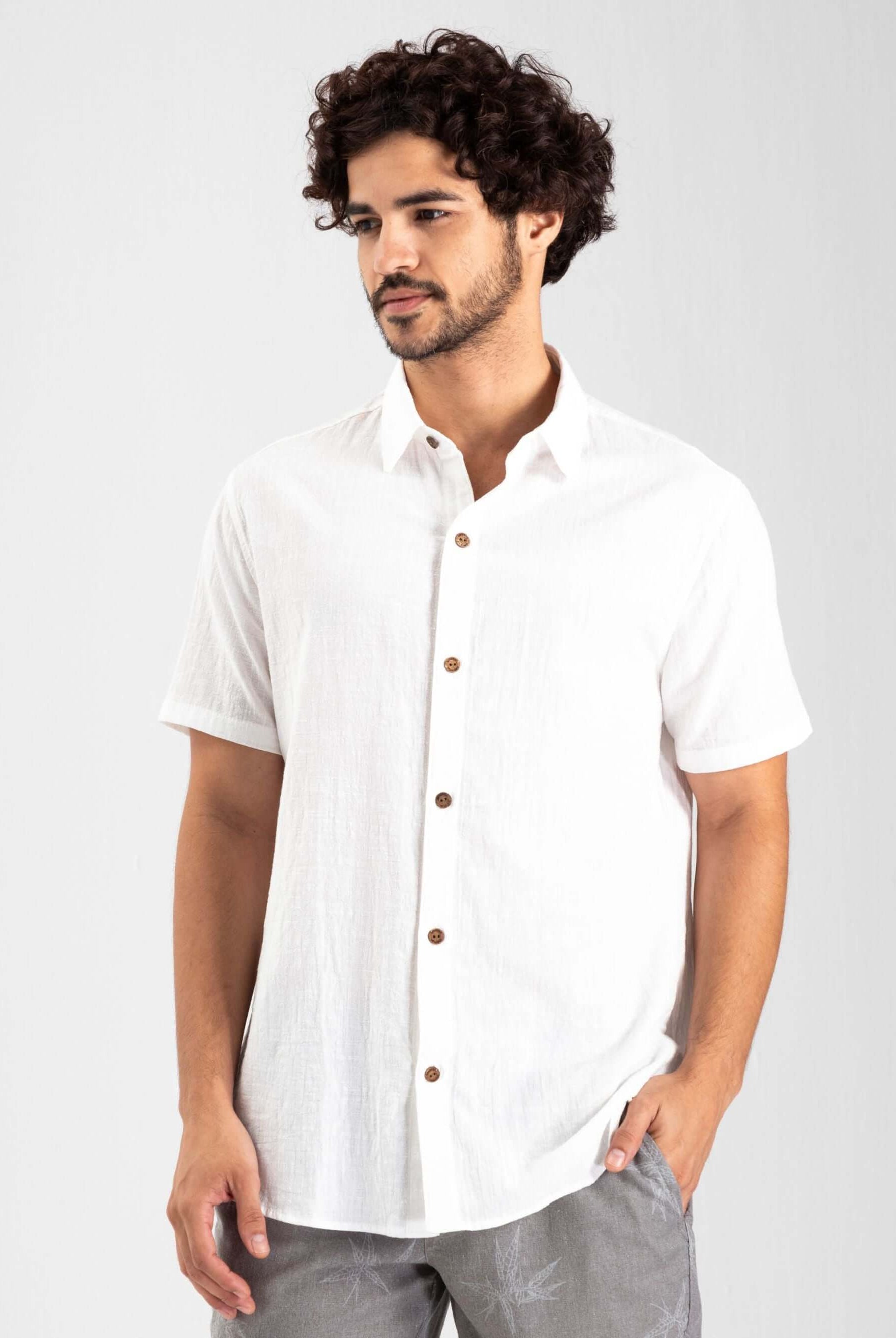 Camisa botão Pacific off white da marca Greenish, com botões em madeira, ideal para looks casuais e verão.