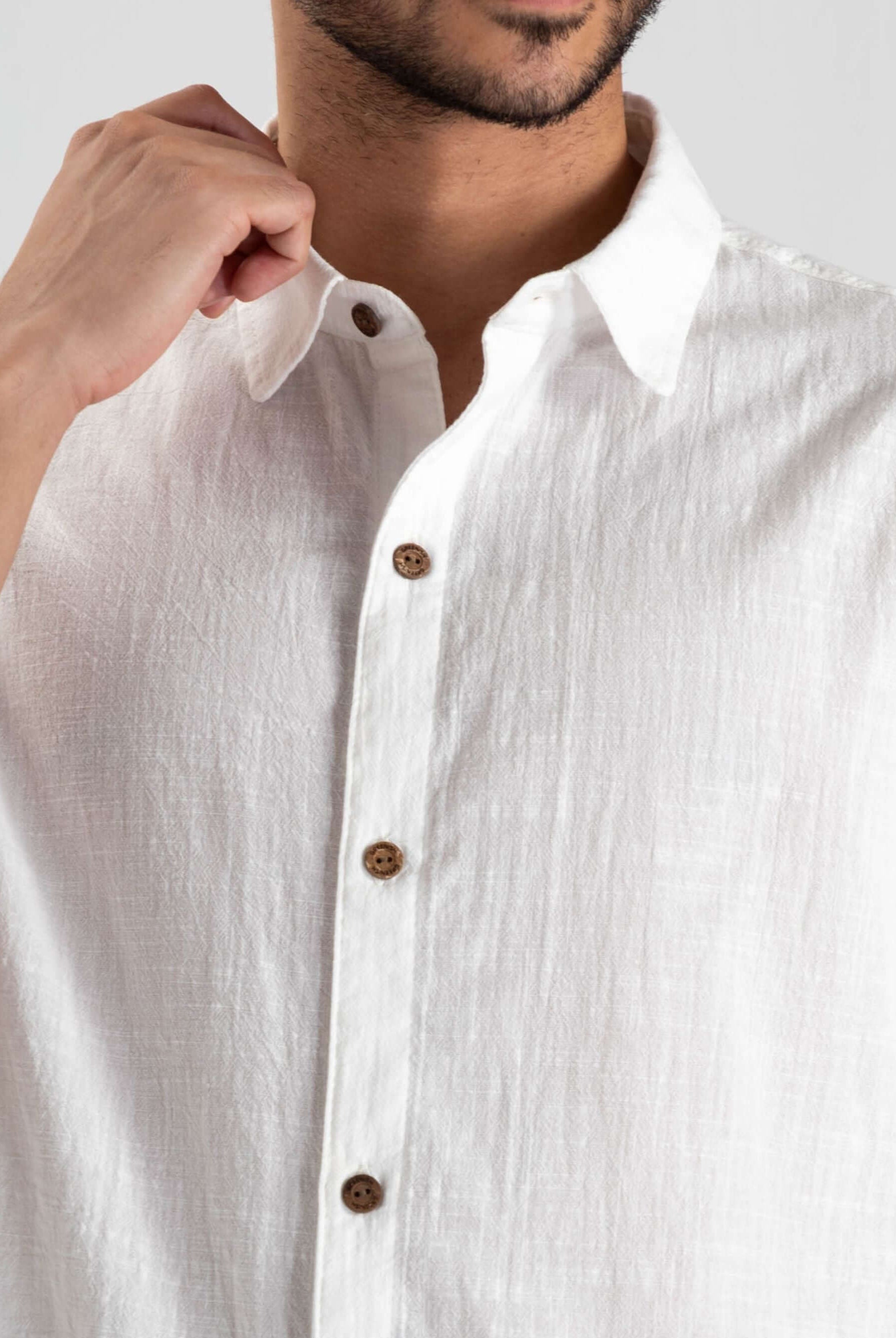 Camisa botão Pacific Off White da Greenish, com detalhe de botões e tecido leve, perfeita para o verão.