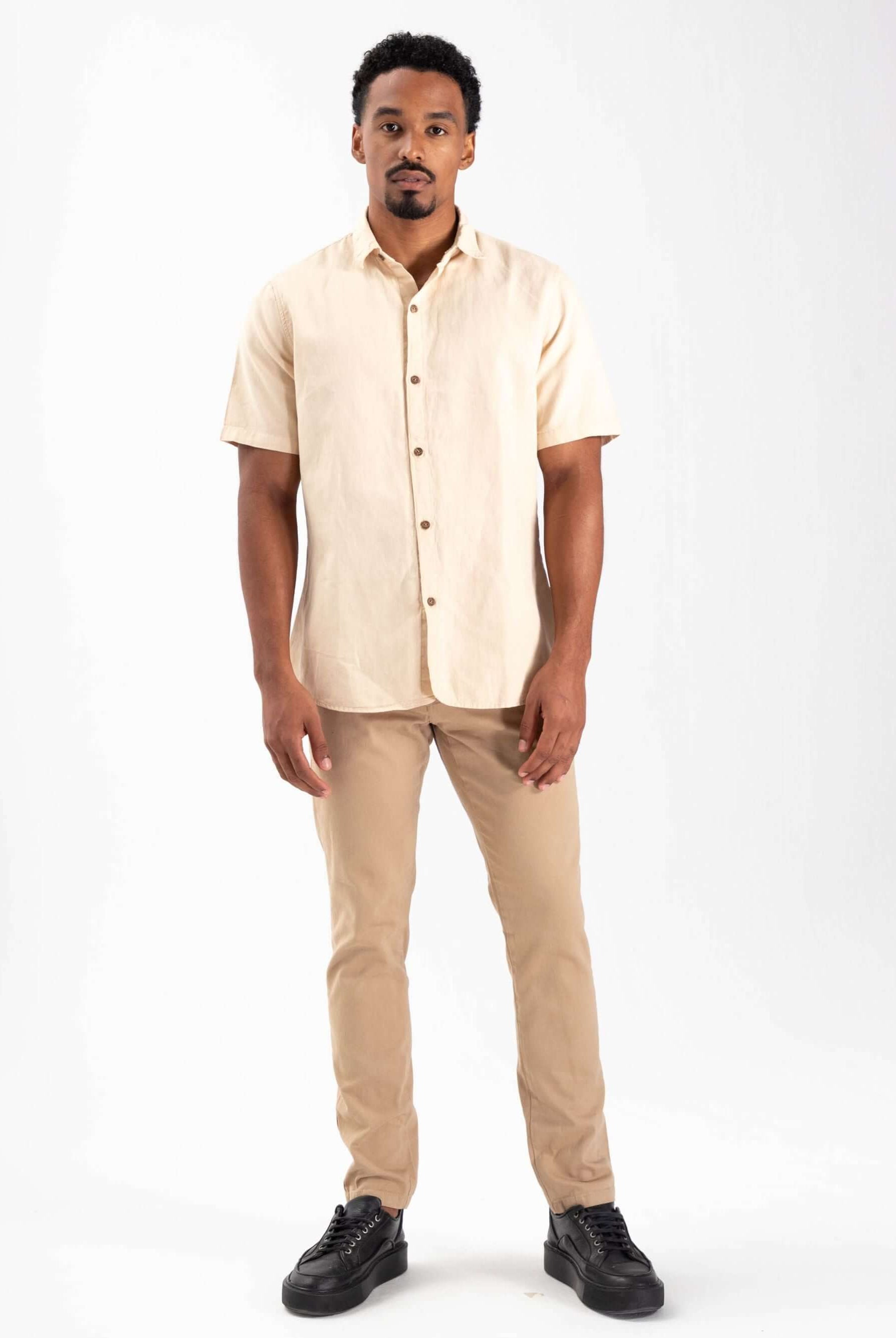 Camisa botão hemp Canhamo - caqui da marca Greenish, modelo masculino de estilo casual e sustentável.